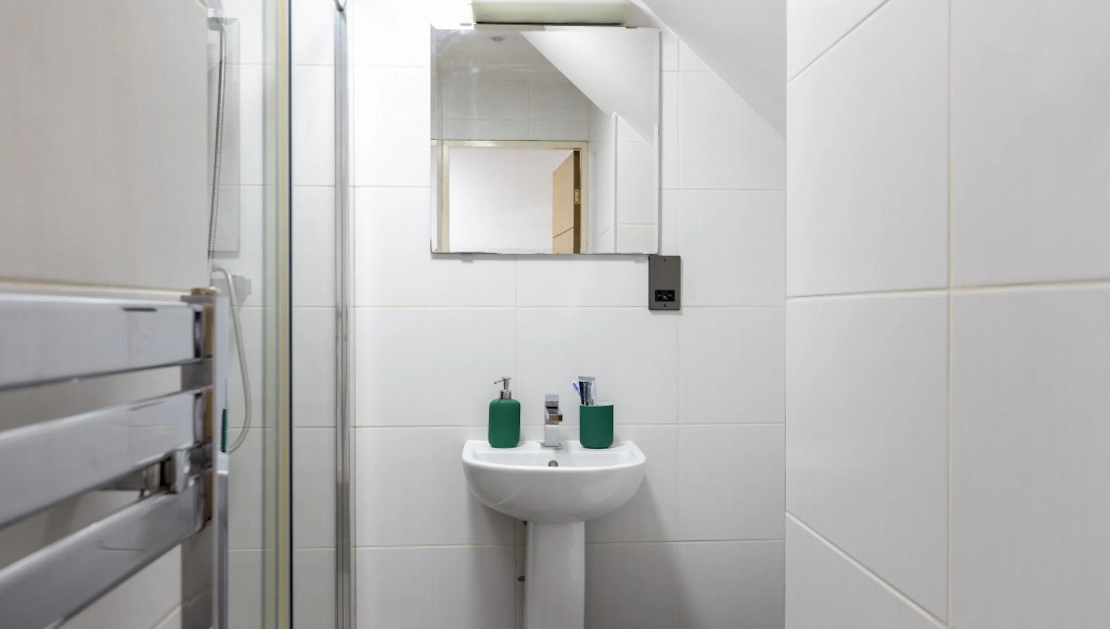 Deluxe BATHROOM 3