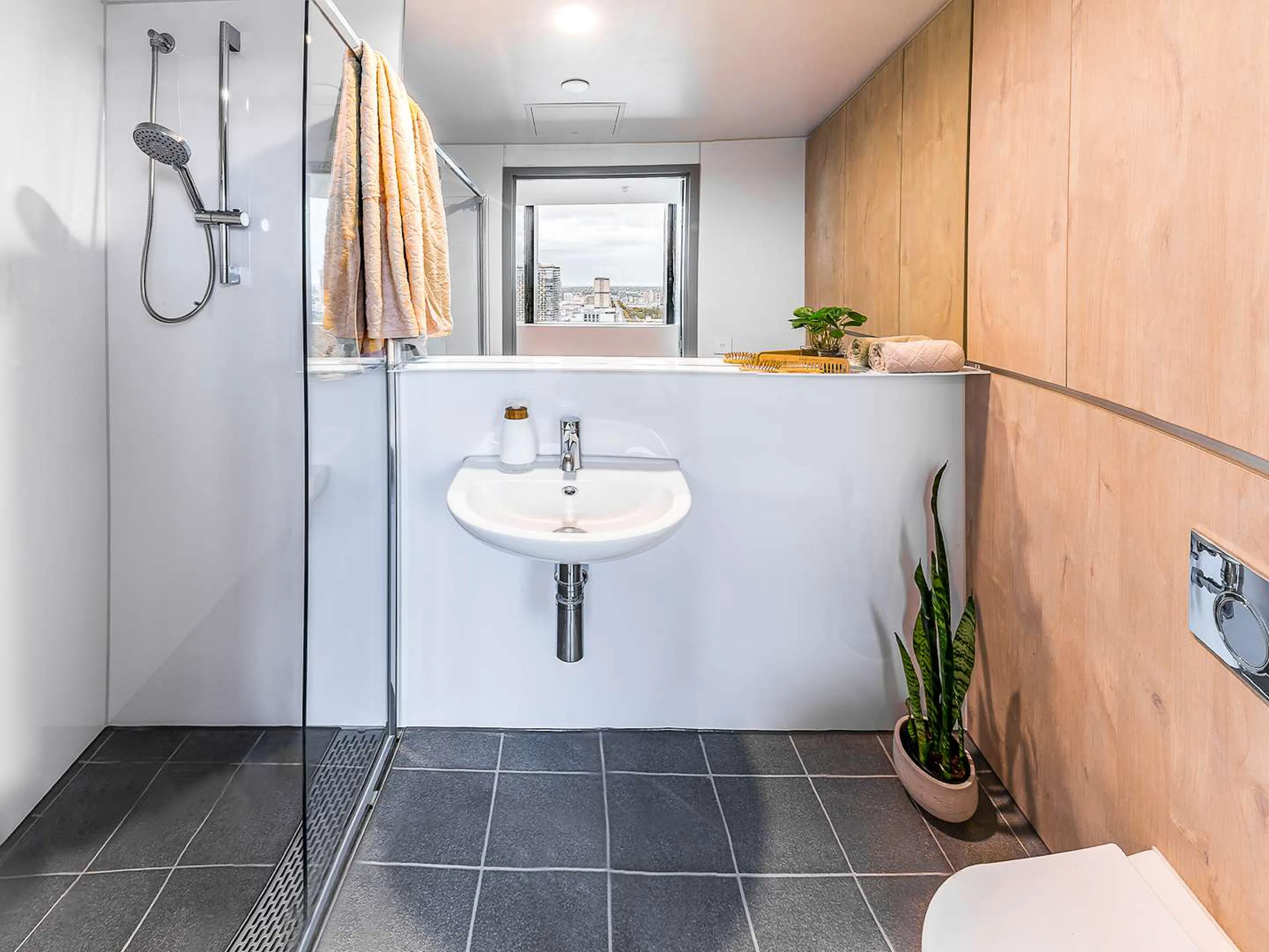 4 Bedroom Shared Apartments BATHROOM 2