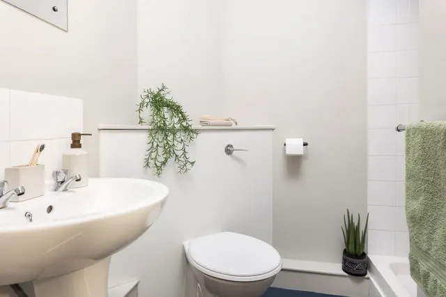 Ensuite: Three Bed Flat Large Standard Single