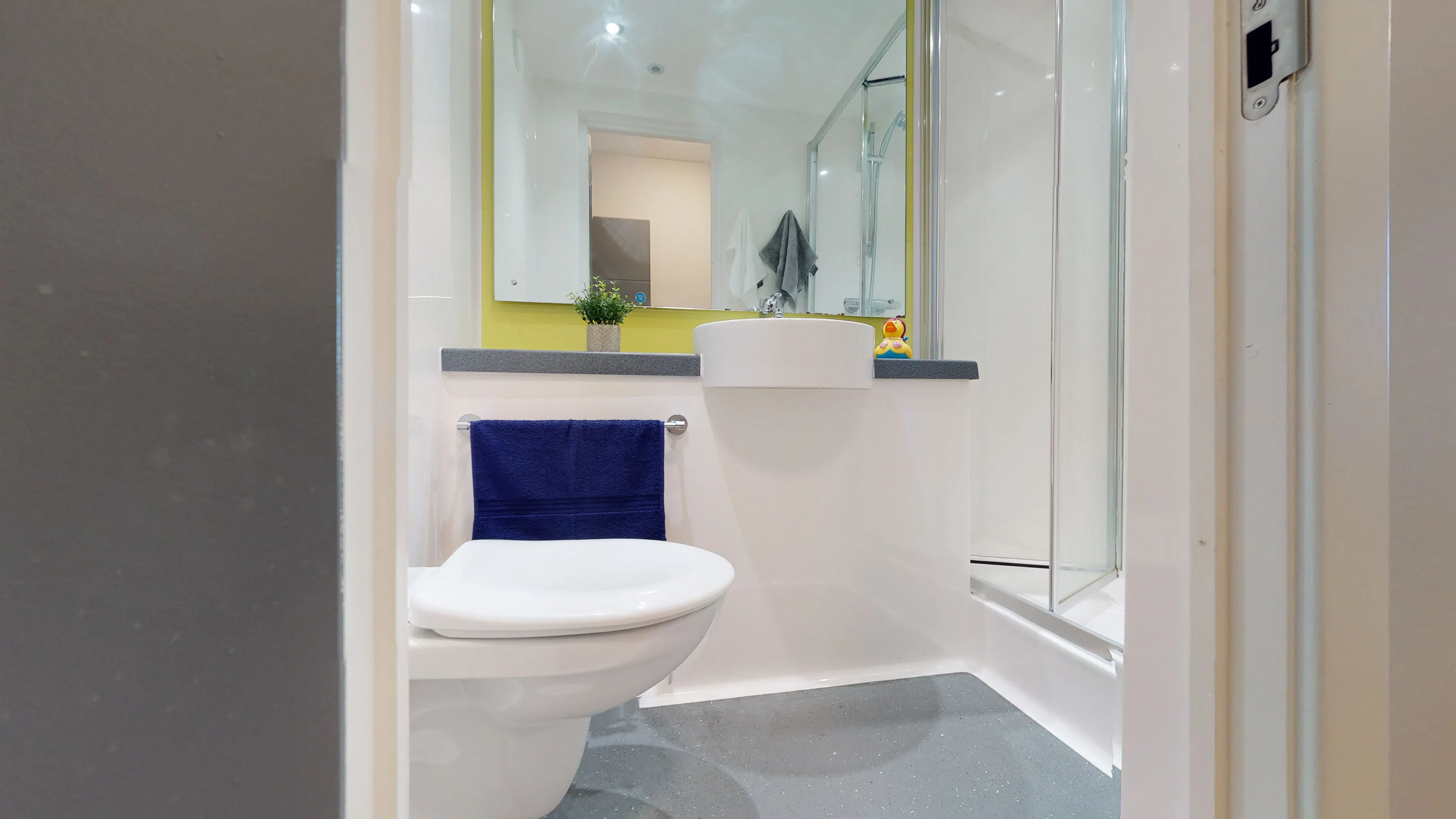 6 Bed Classic En-Suite BATHROOM 2