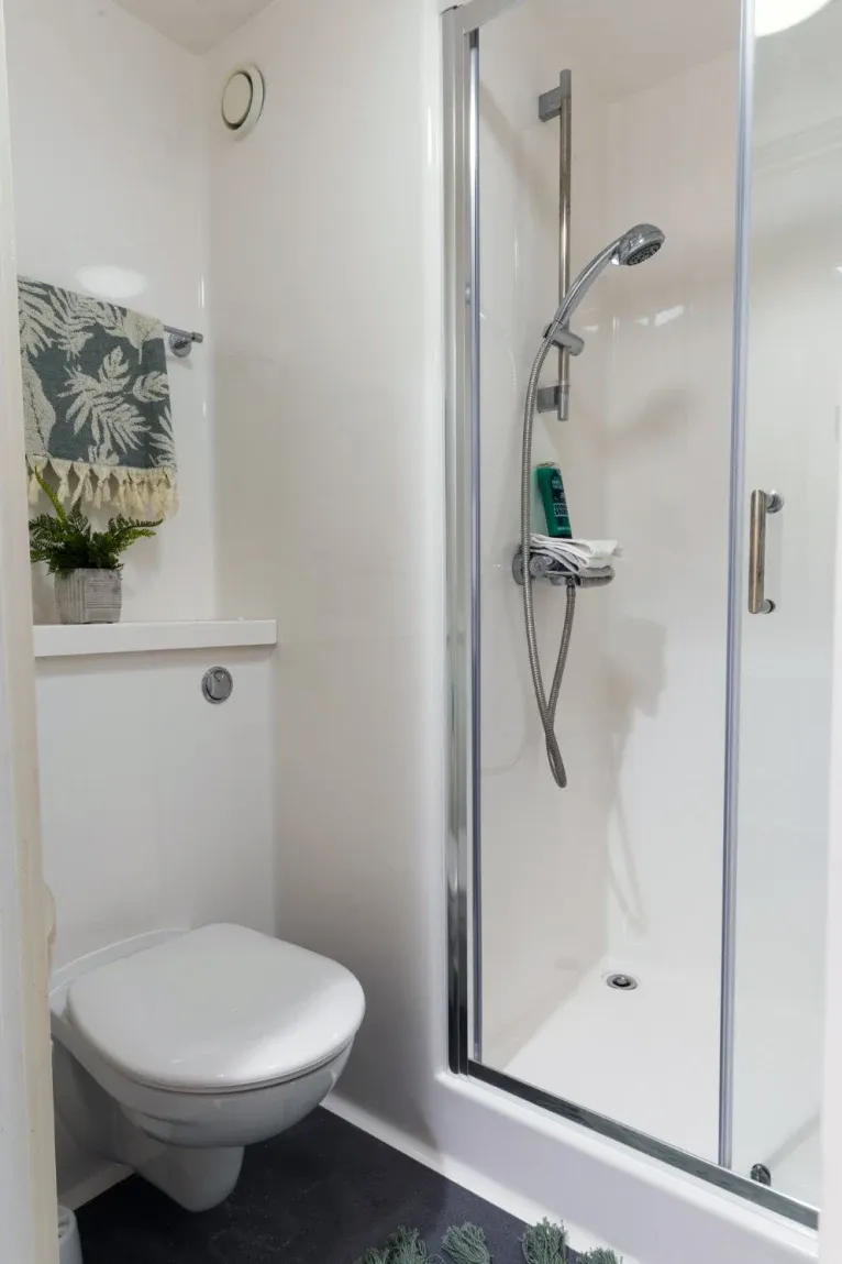 8 Bed Classic En-suite BATHROOM 2