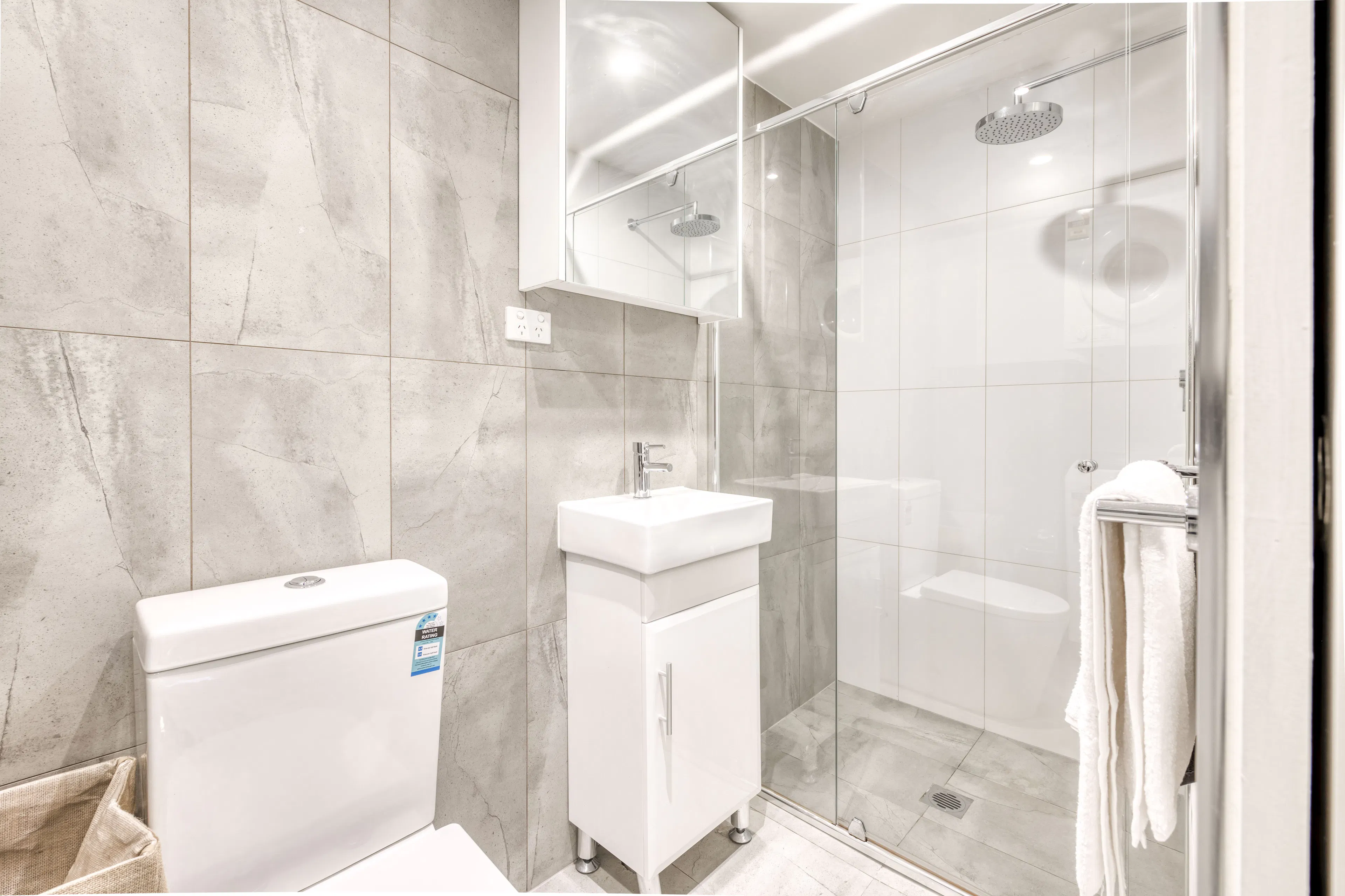 1 Bedroom Apartment BATHROOM 3