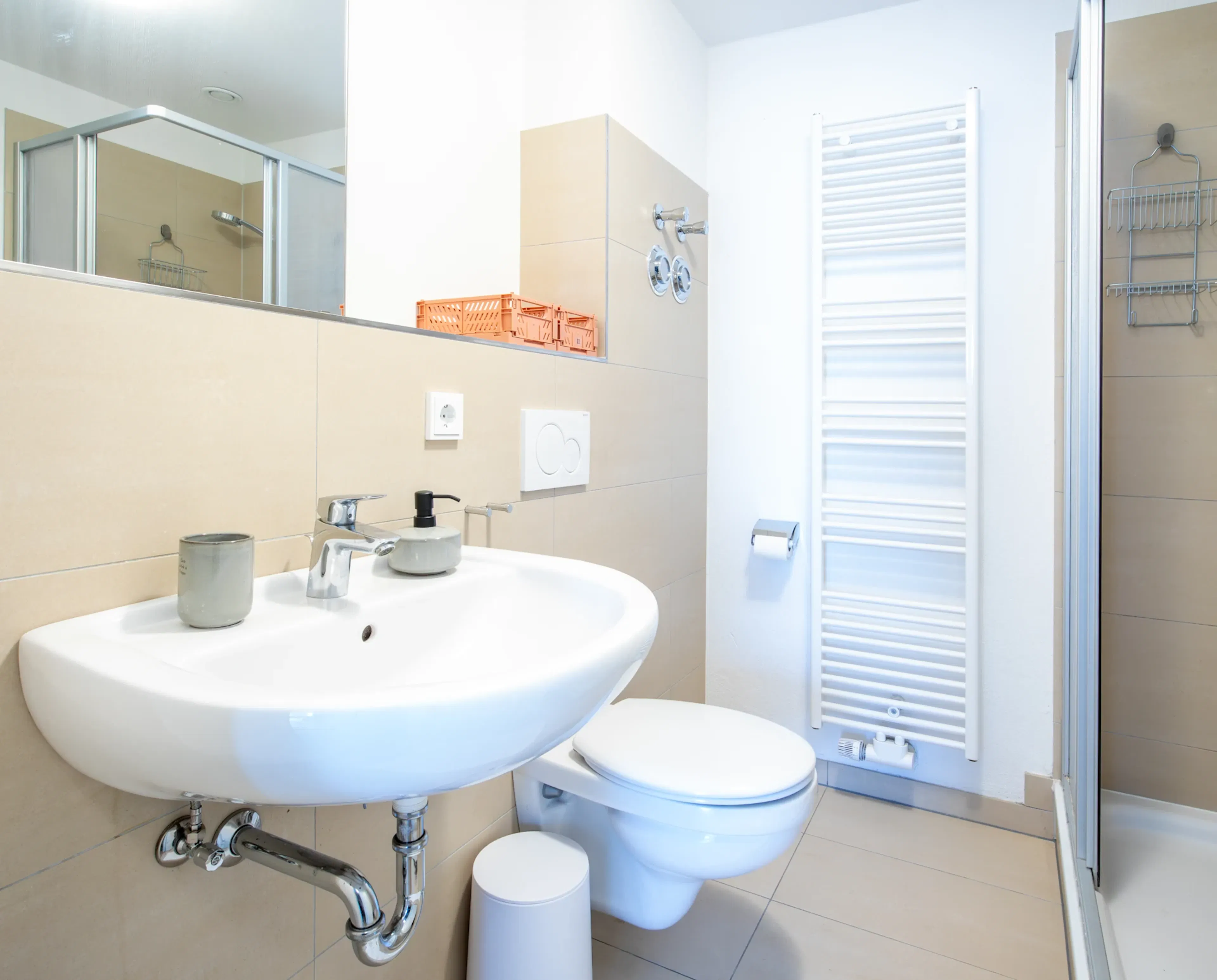 Apartment BATHROOM 4