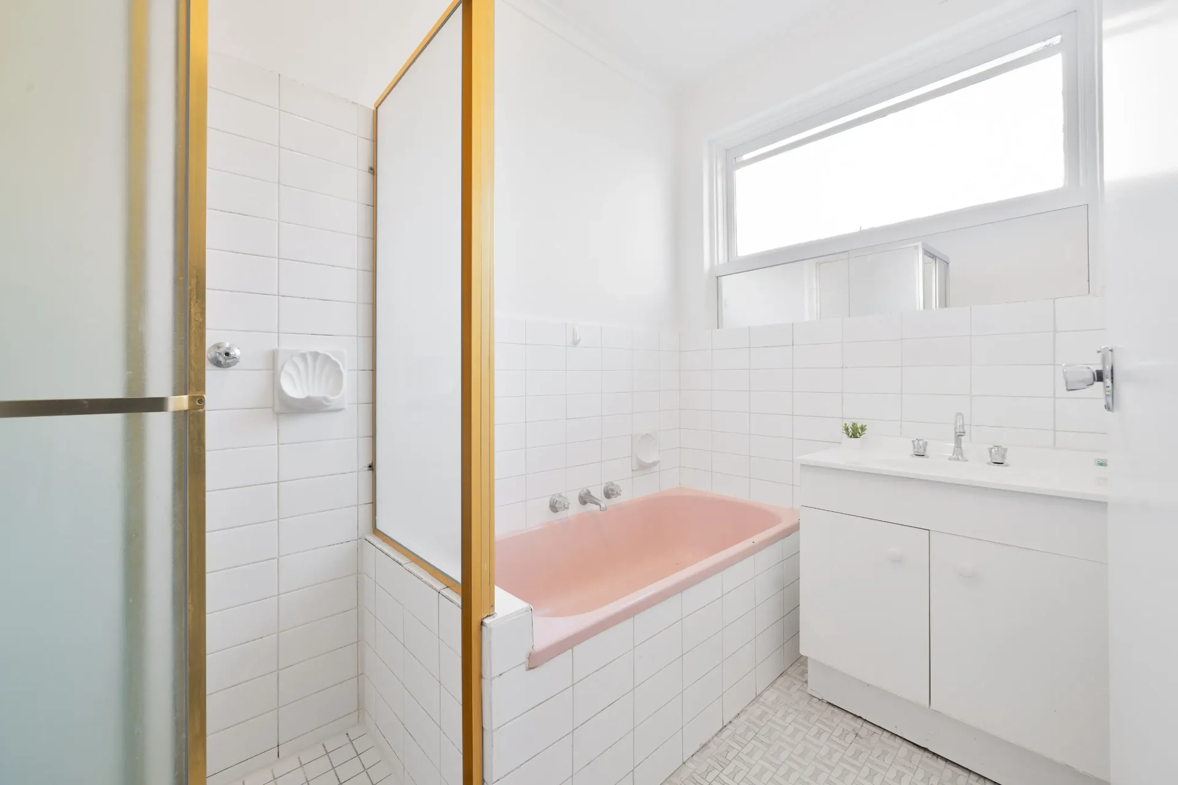 Room 1 (Ensuite) BATHROOM 4