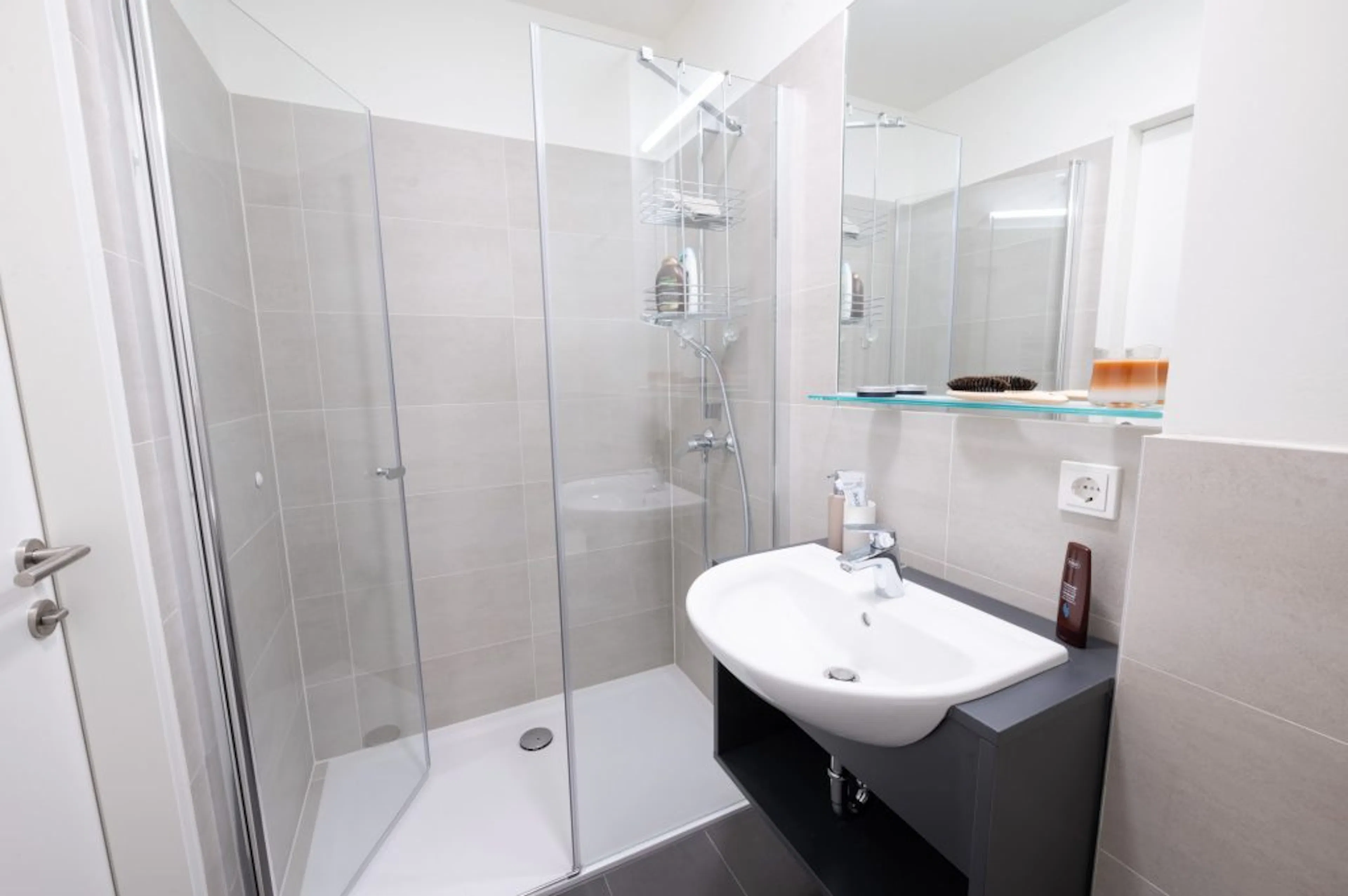 Single Studio (Lower Floor) BATHROOM 3