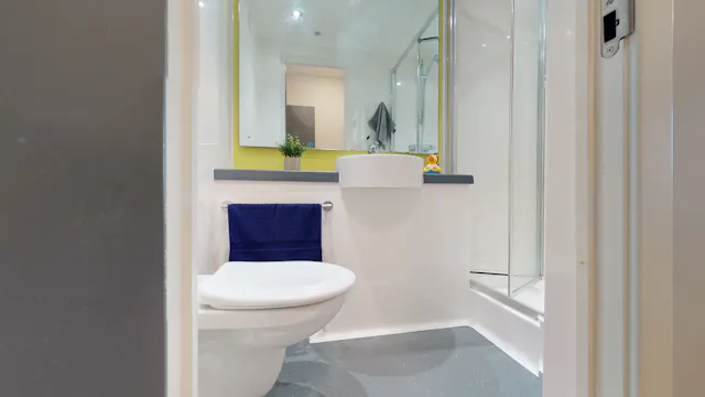 6 Bed Classic En-suite Accessible room image 3