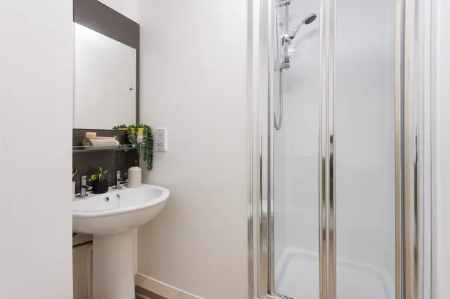 Ensuite Extra large Standard Double BATHROOM 4