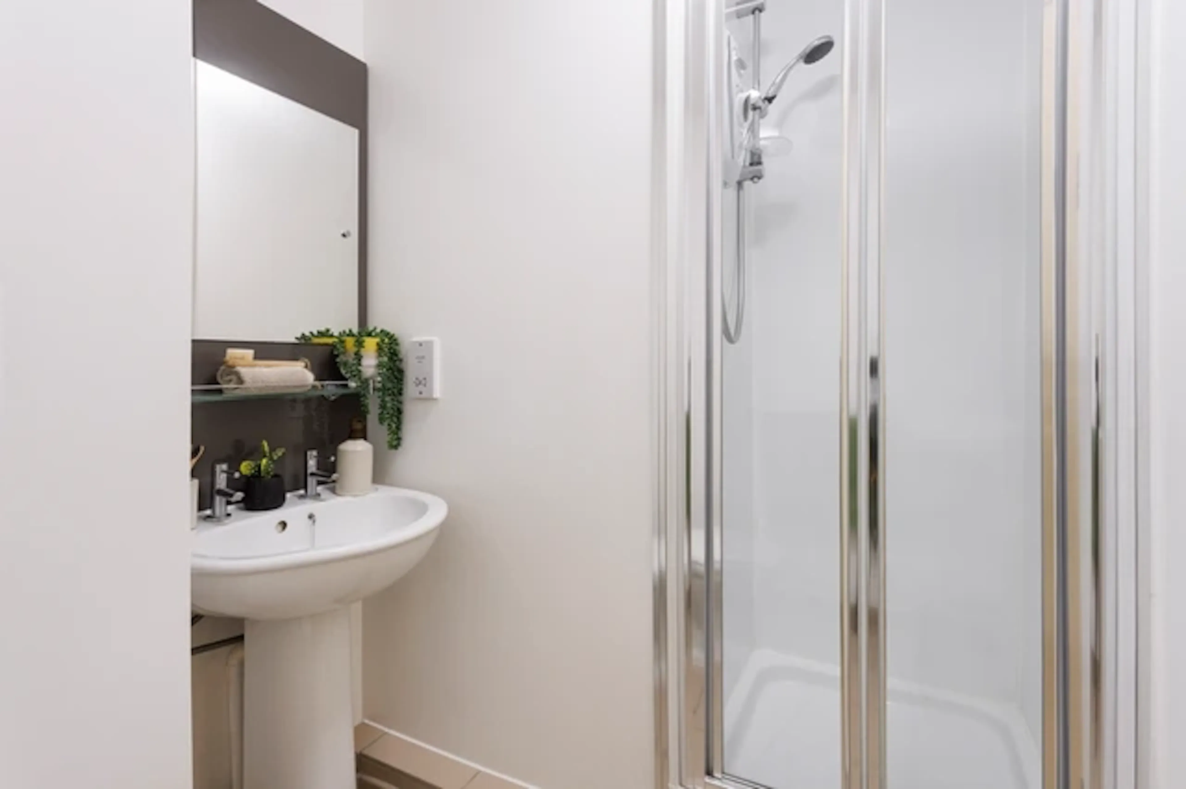 Ensuite Extra large Standard Double BATHROOM 4