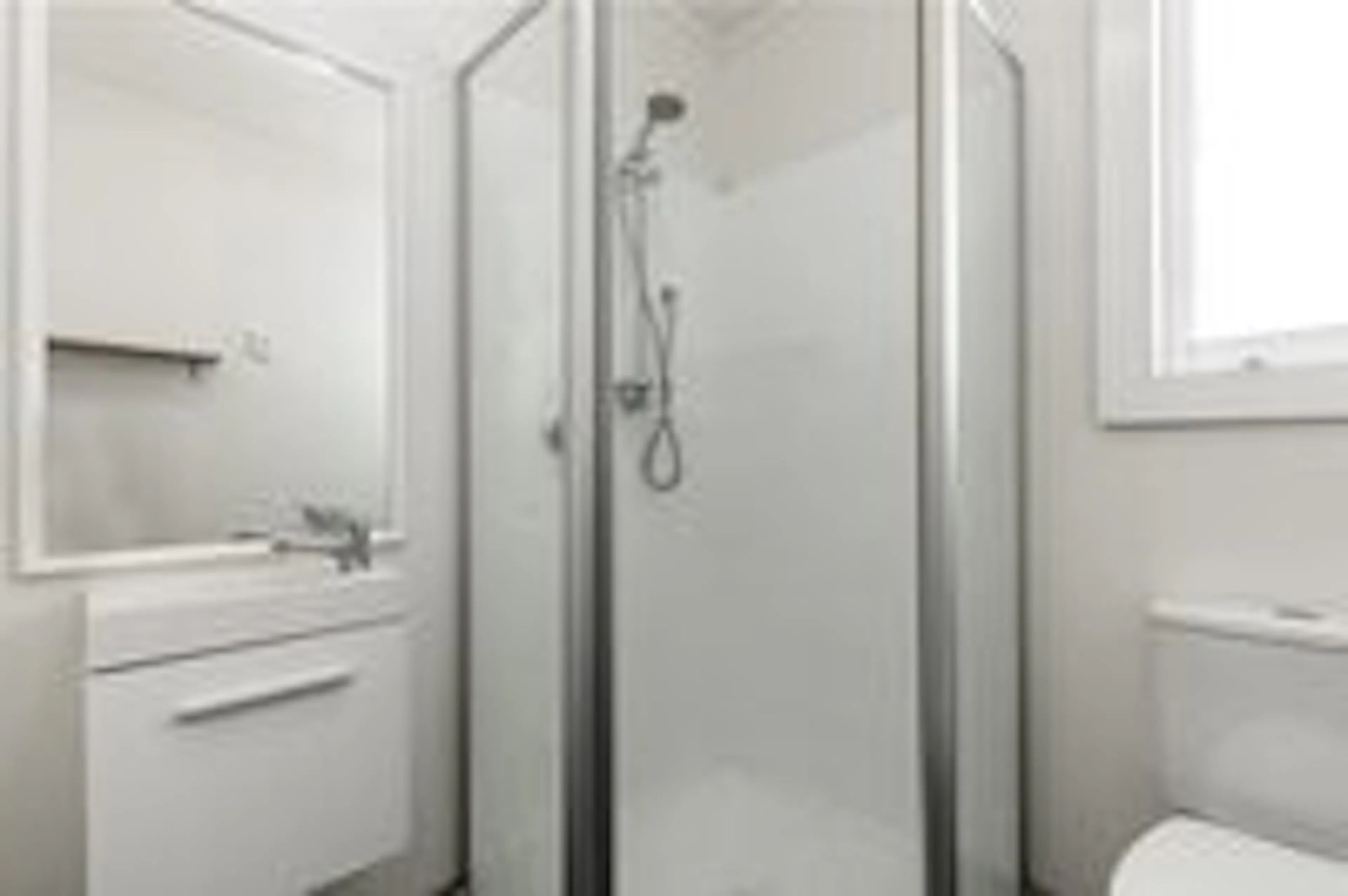 Room-1B (7 Bed, 3 Bath) BATHROOM 3