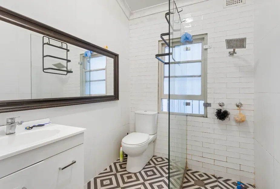 Room 9 Standard BATHROOM 4