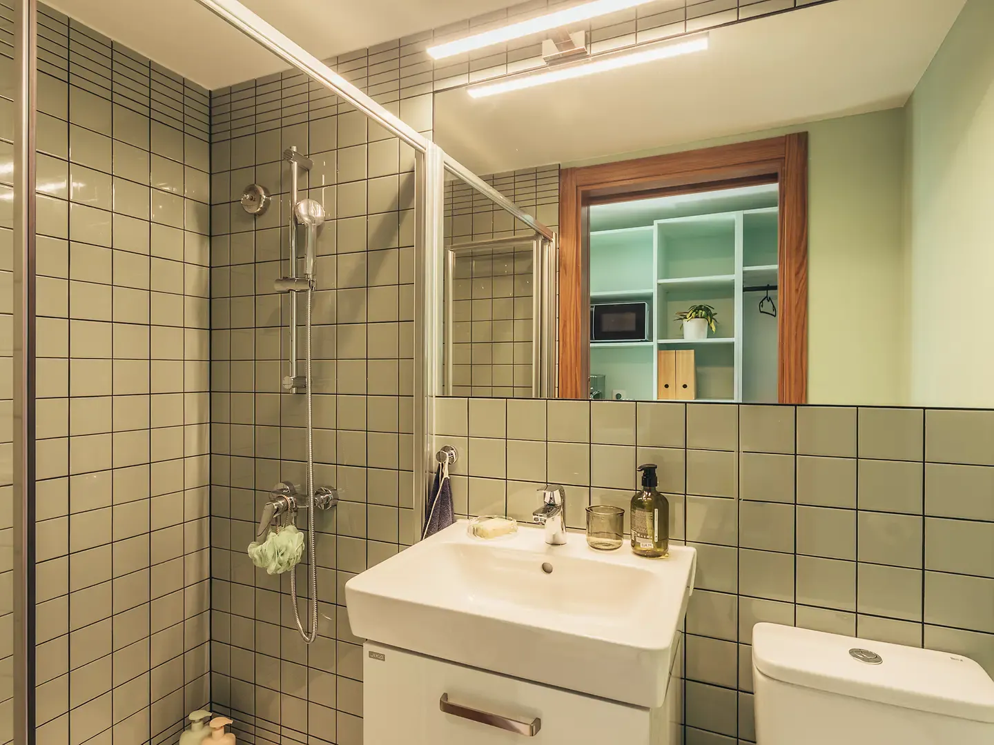 Individual Room BATHROOM 2