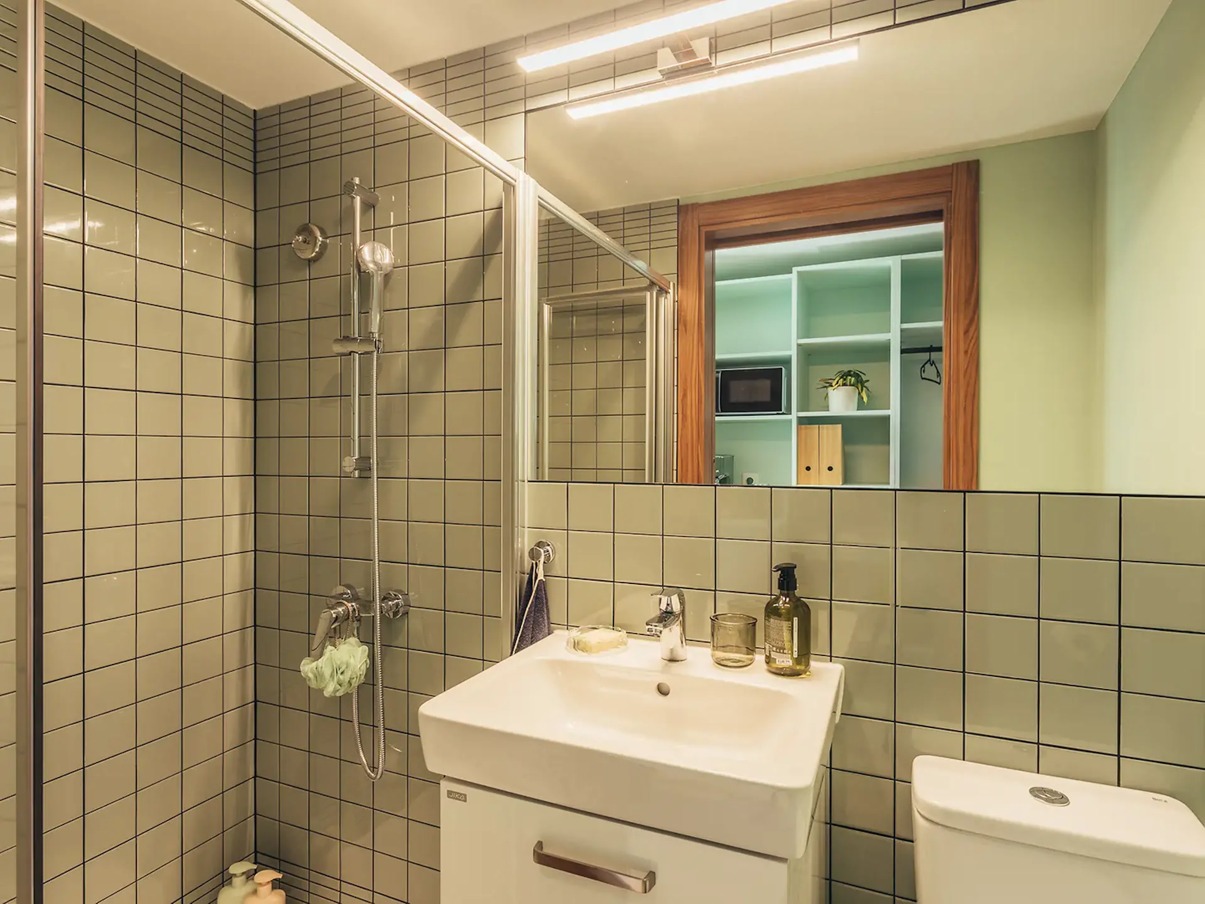 Individual Room BATHROOM 2