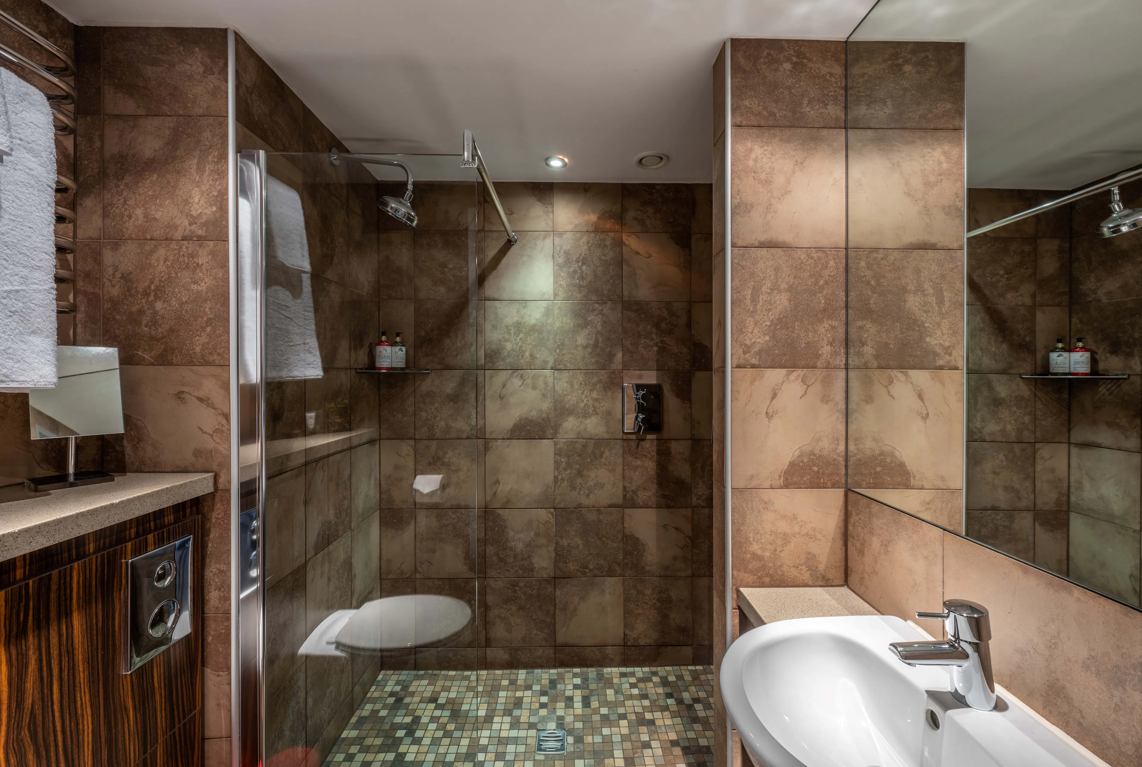 Silver Studio BATHROOM 3