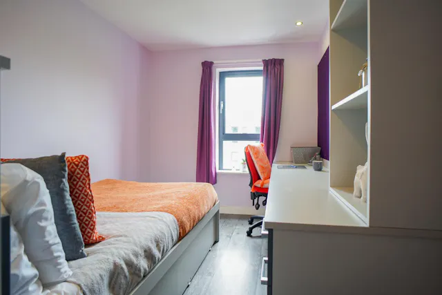 4 Bed Gold Ensuite room image 2