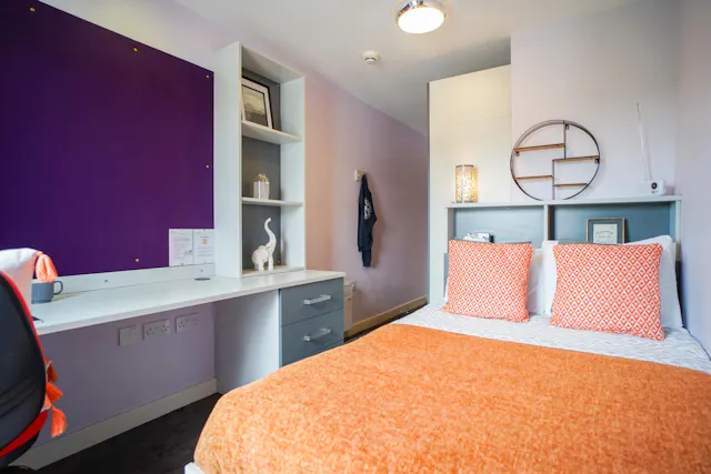 4 Bed Gold Ensuite room image 1