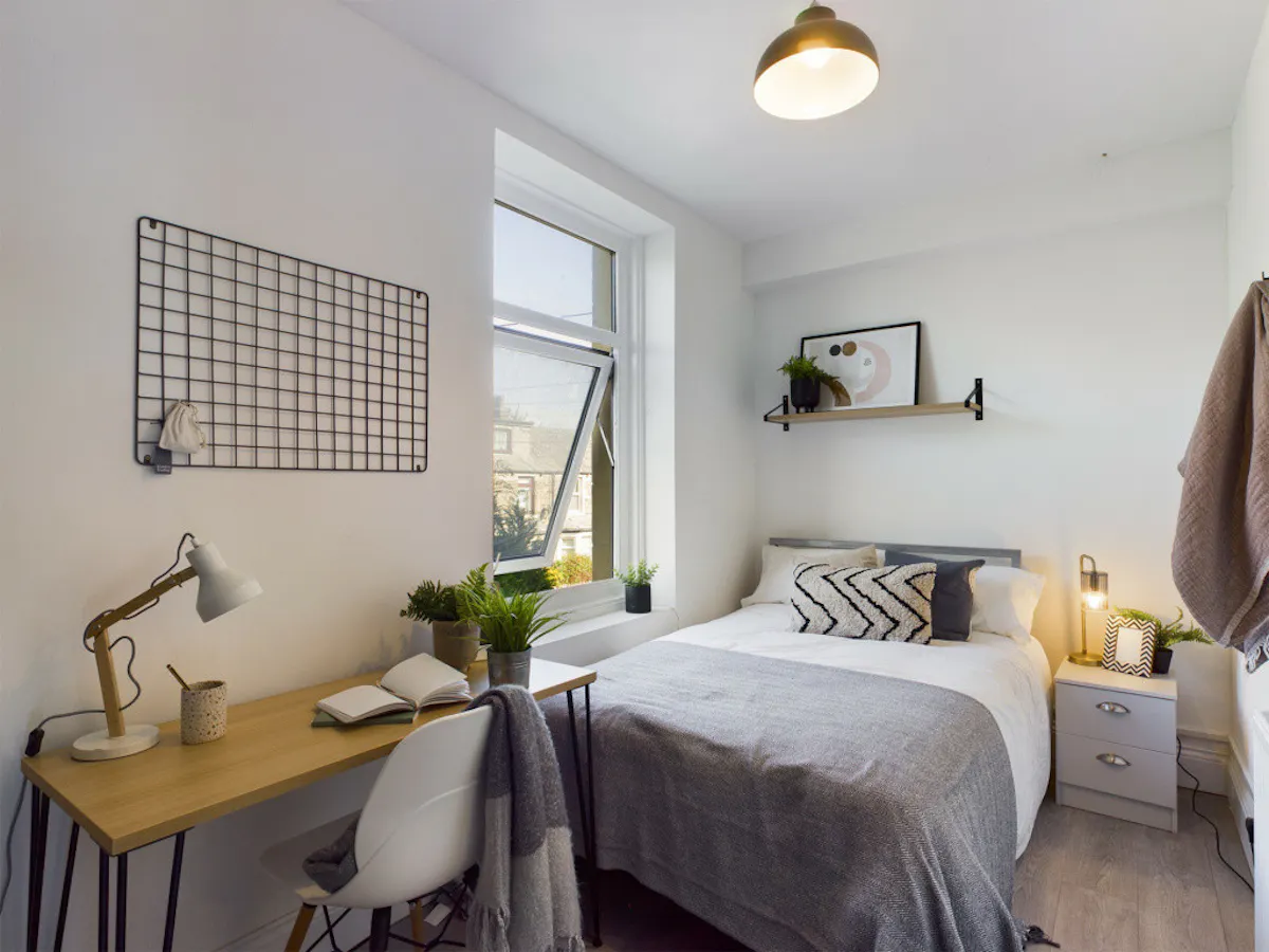 6 Bed Apartment ROOM