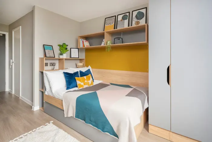 Bedroom Gold (Shared Bathroom)