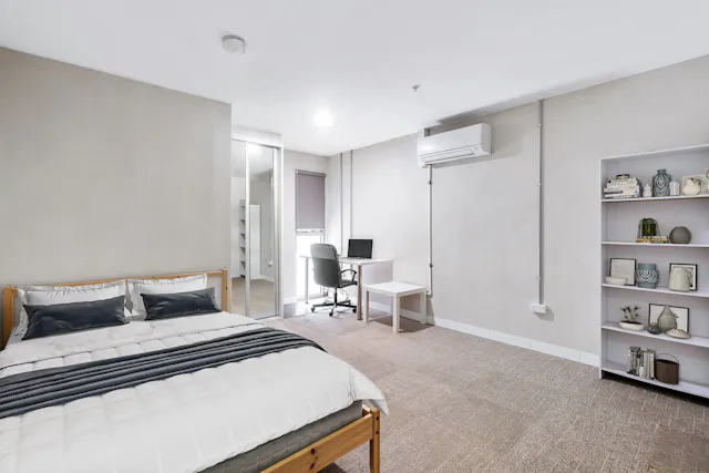 Large Ensuite room image 1