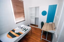 302-kelvin-grove-rd-kelvin-grove-brisbane-Bright Single Room