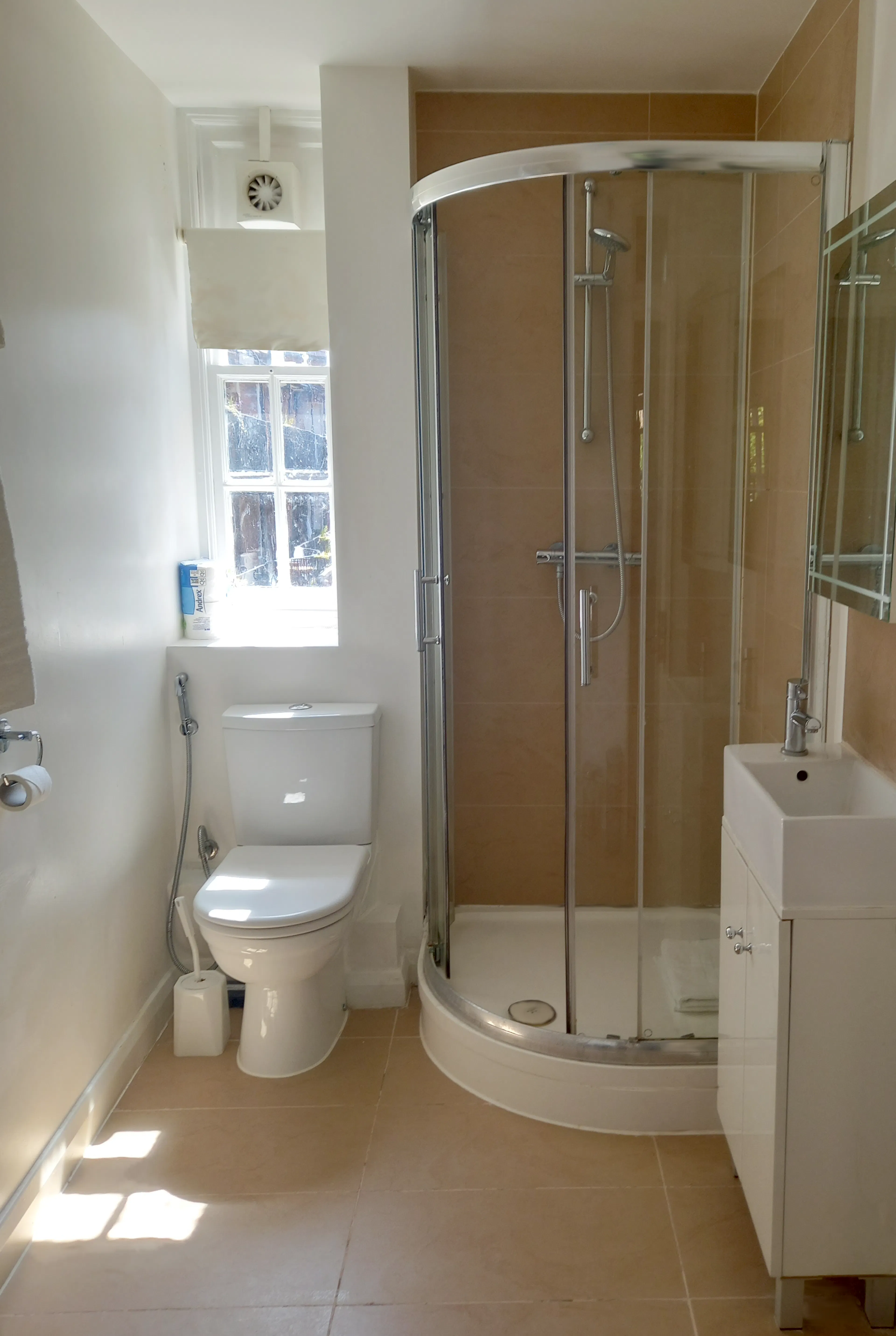 Twin Studio BATHROOM 2