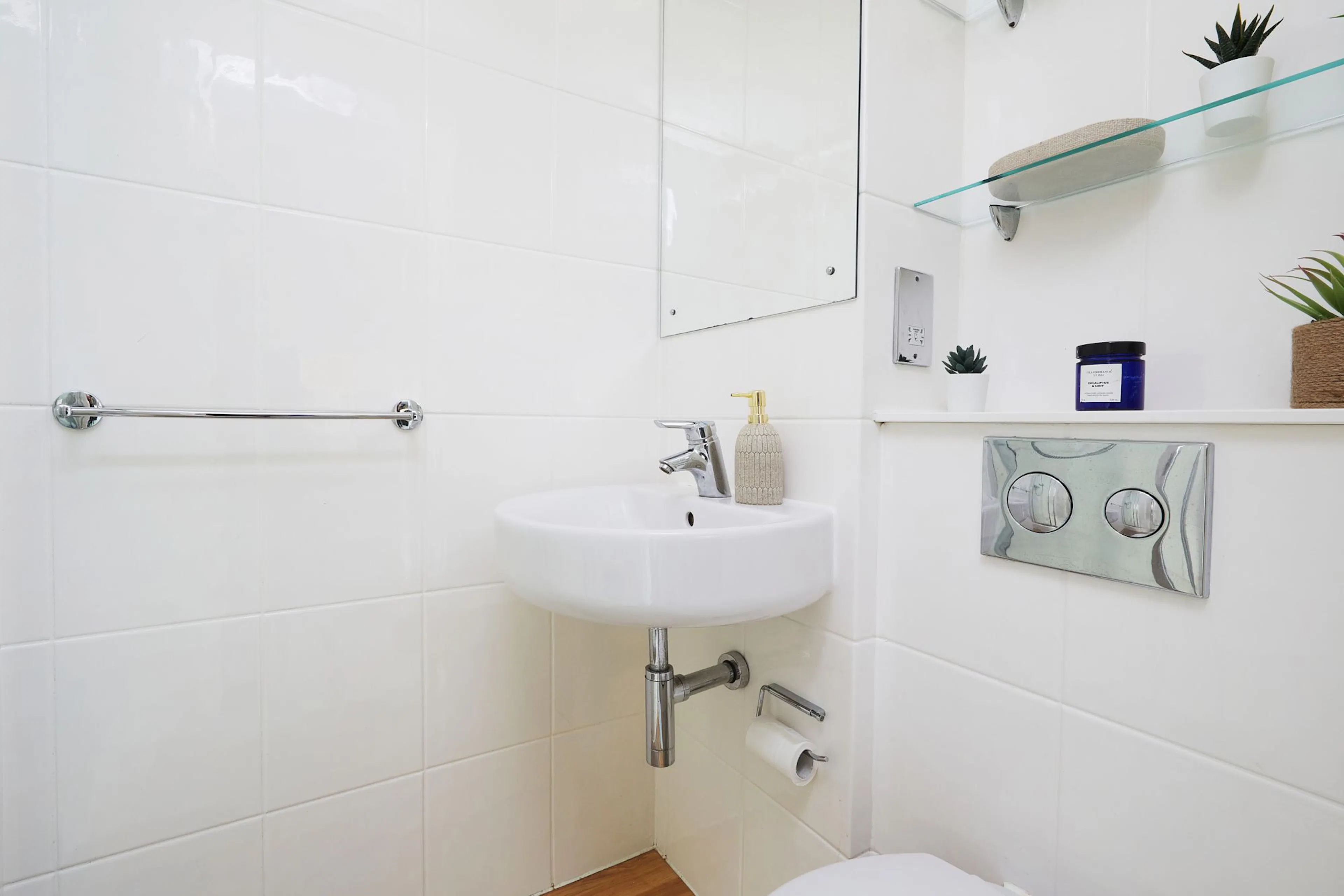 Bronze 2-Bed Apartment BATHROOM 2