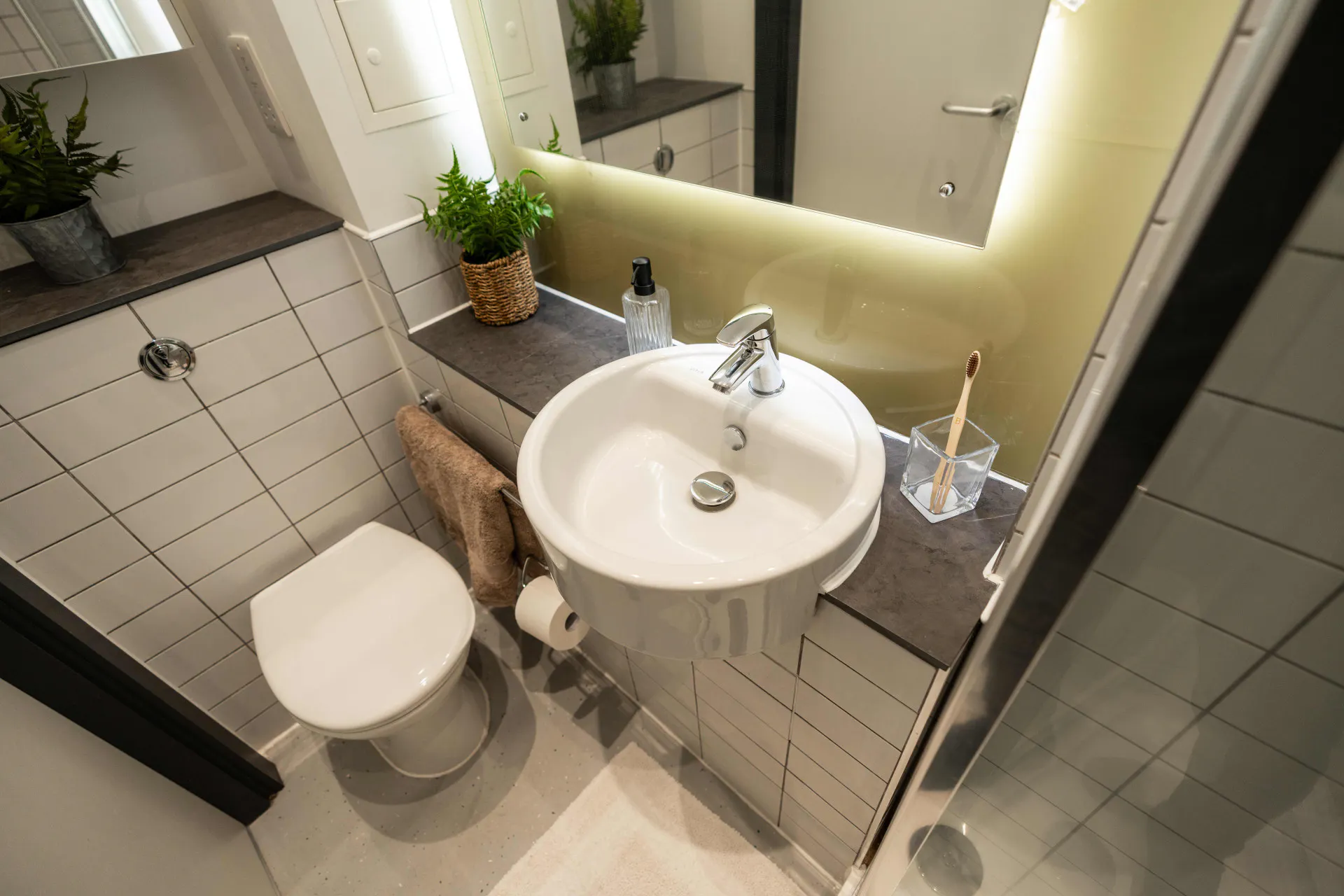 Bronze En-Suite BATHROOM 2