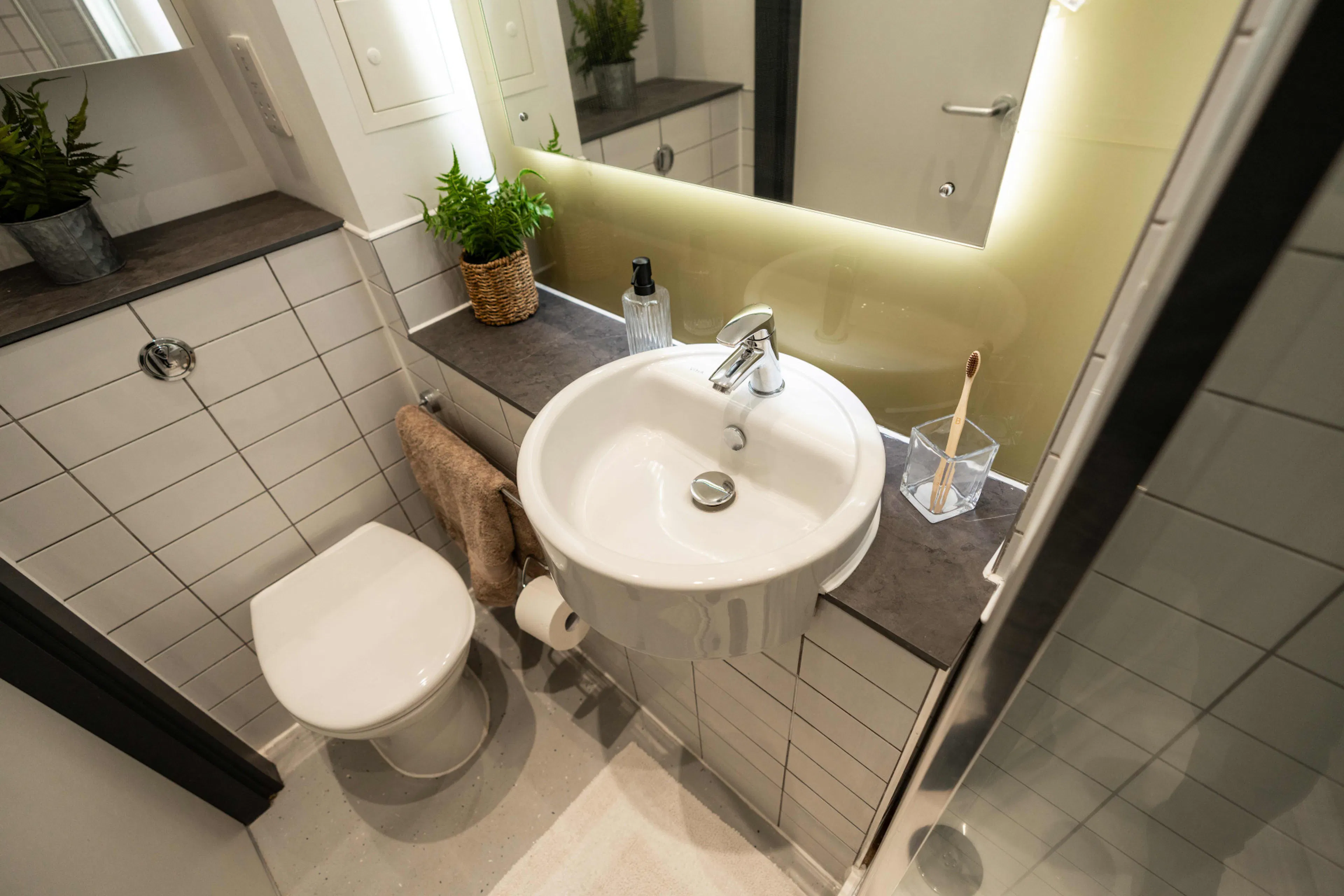 Bronze En-Suite BATHROOM 2