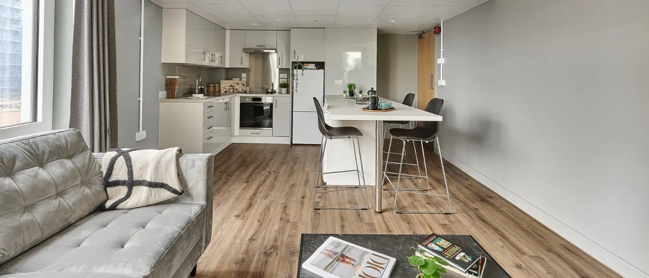 Bronze En-Suite KITCHEN 1