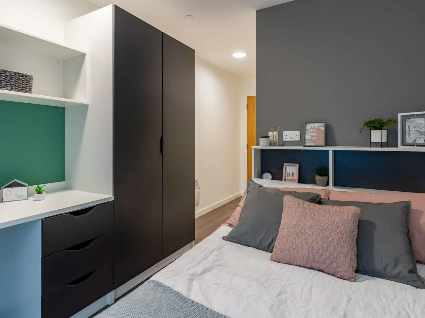 Bronze En Suite