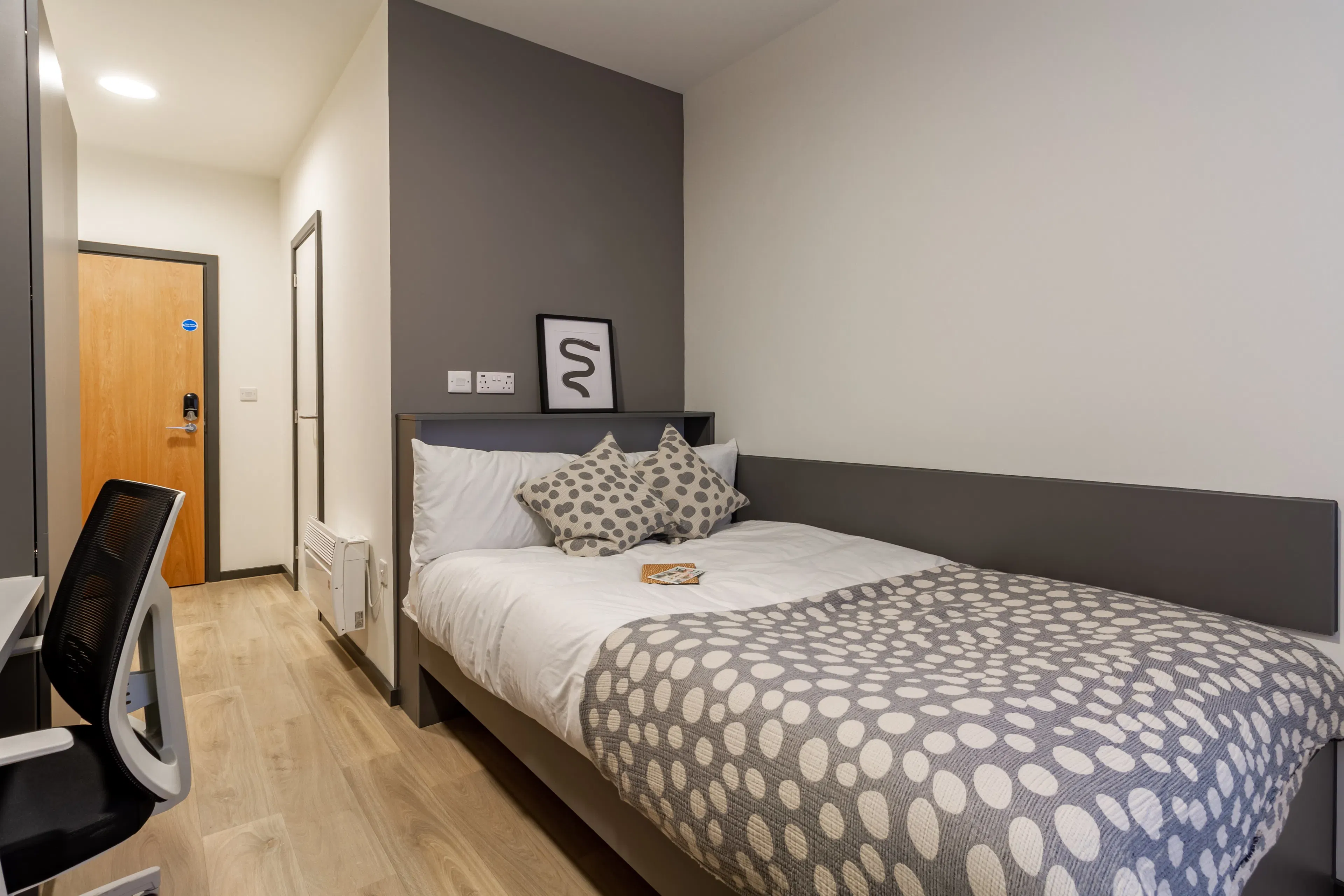 Bronze En Suite 6 Share BATHROOM 1