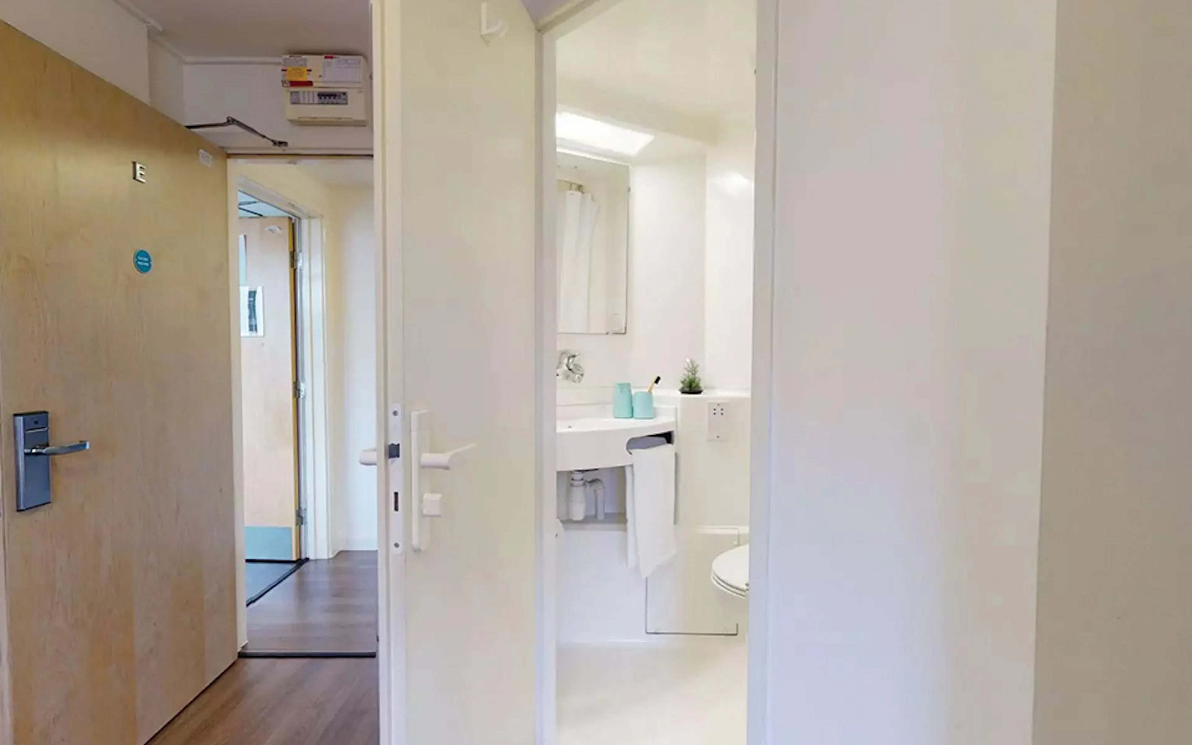 Bronze En-Suite BATHROOM 2