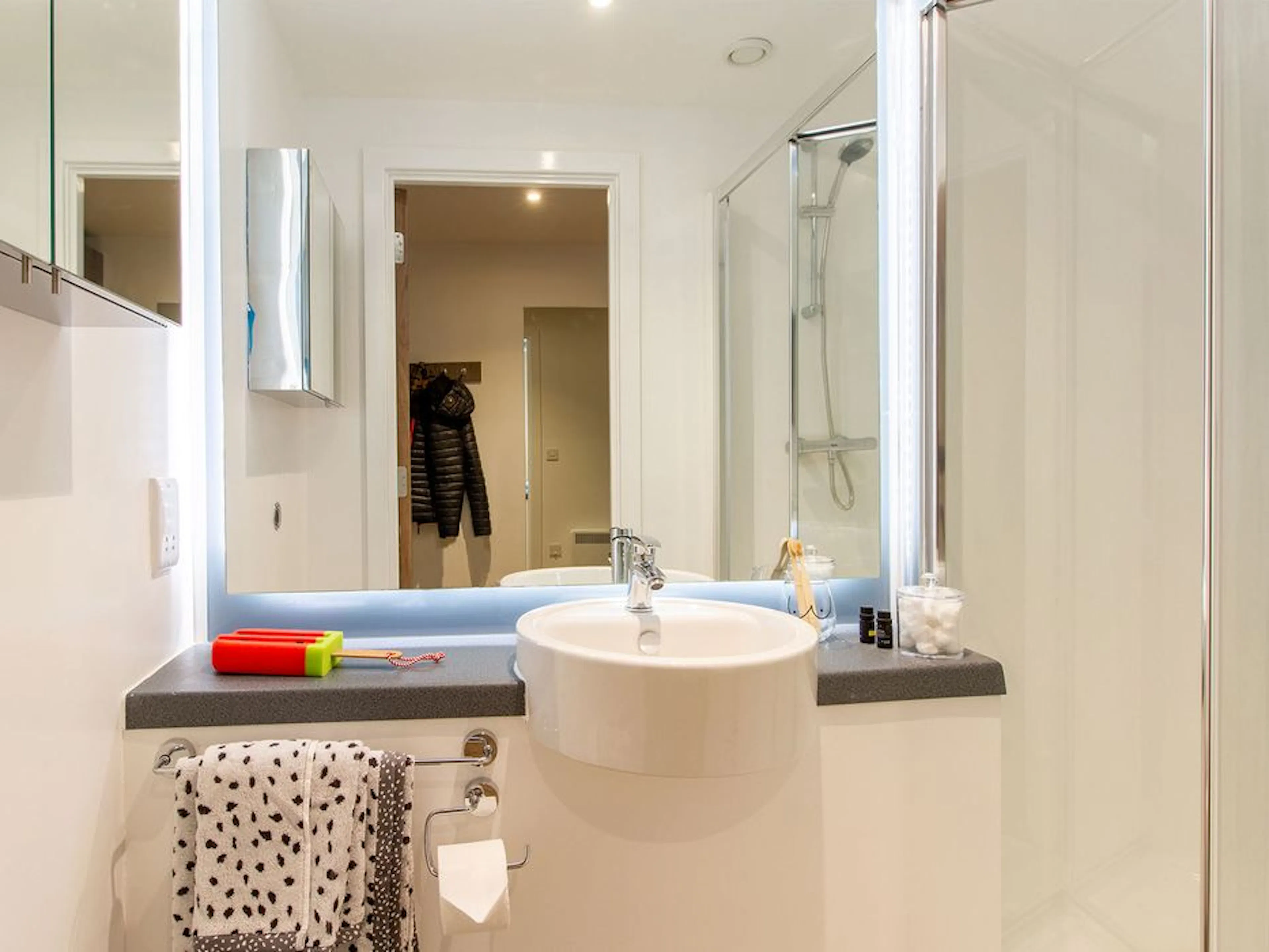 Bronze En Suite BATHROOM 1