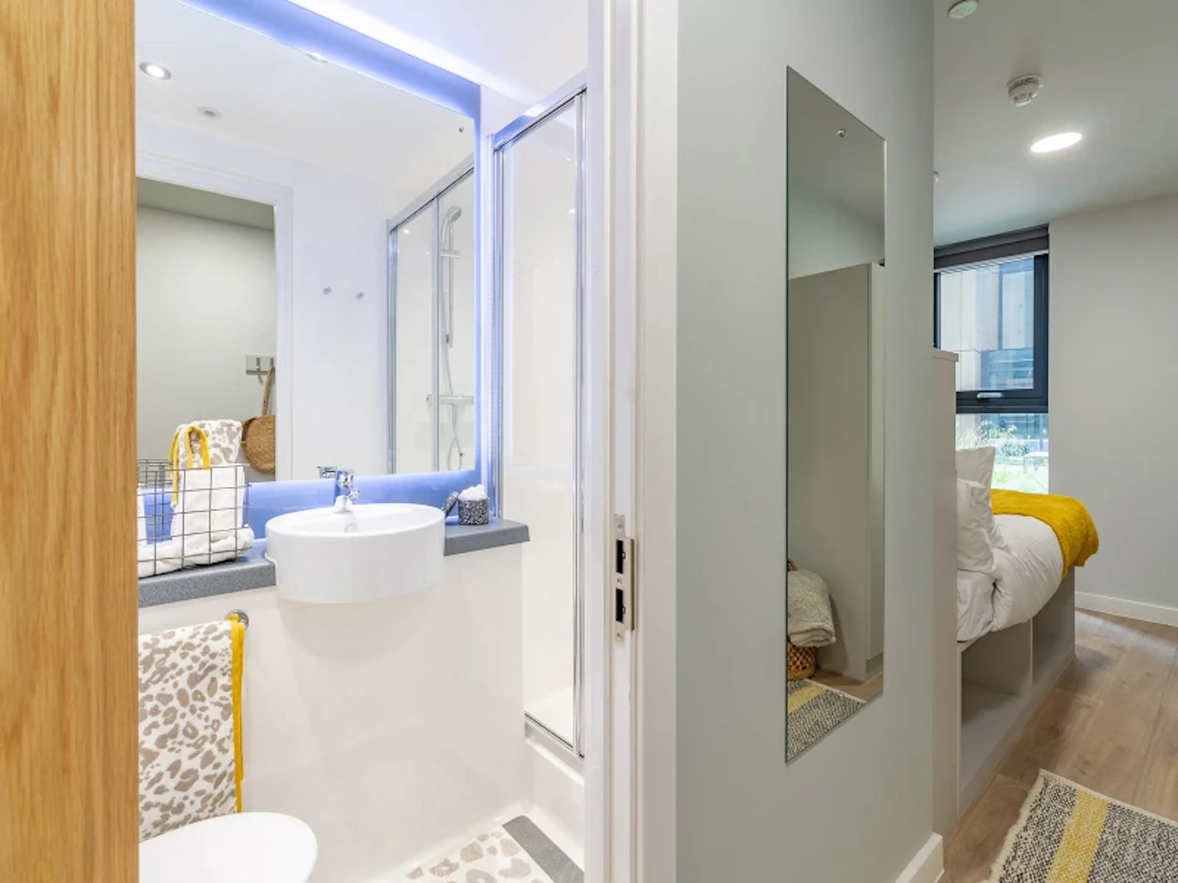 Bronze En Suite BATHROOM 2