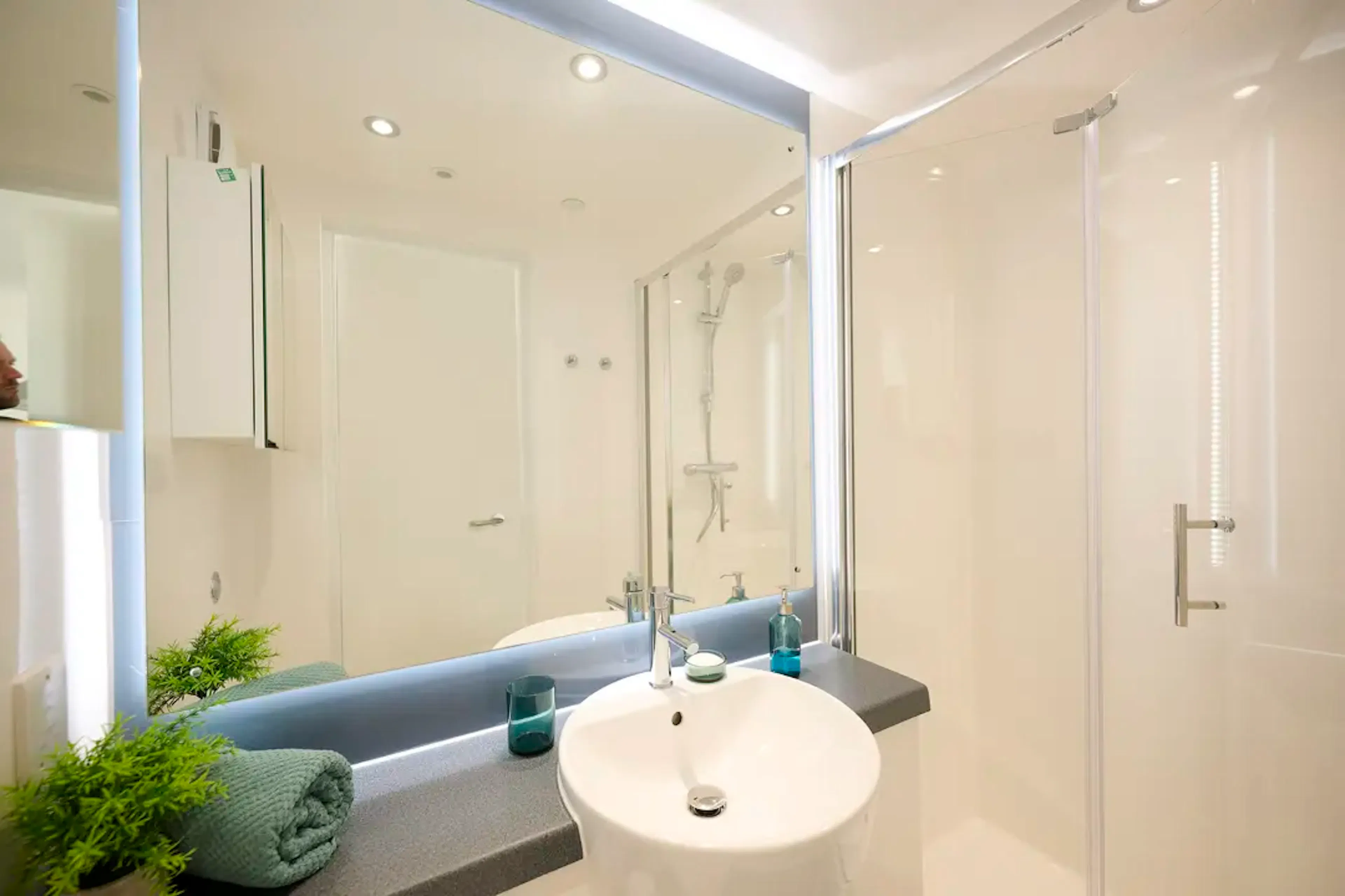 Bronze Ensuite BATHROOM 3