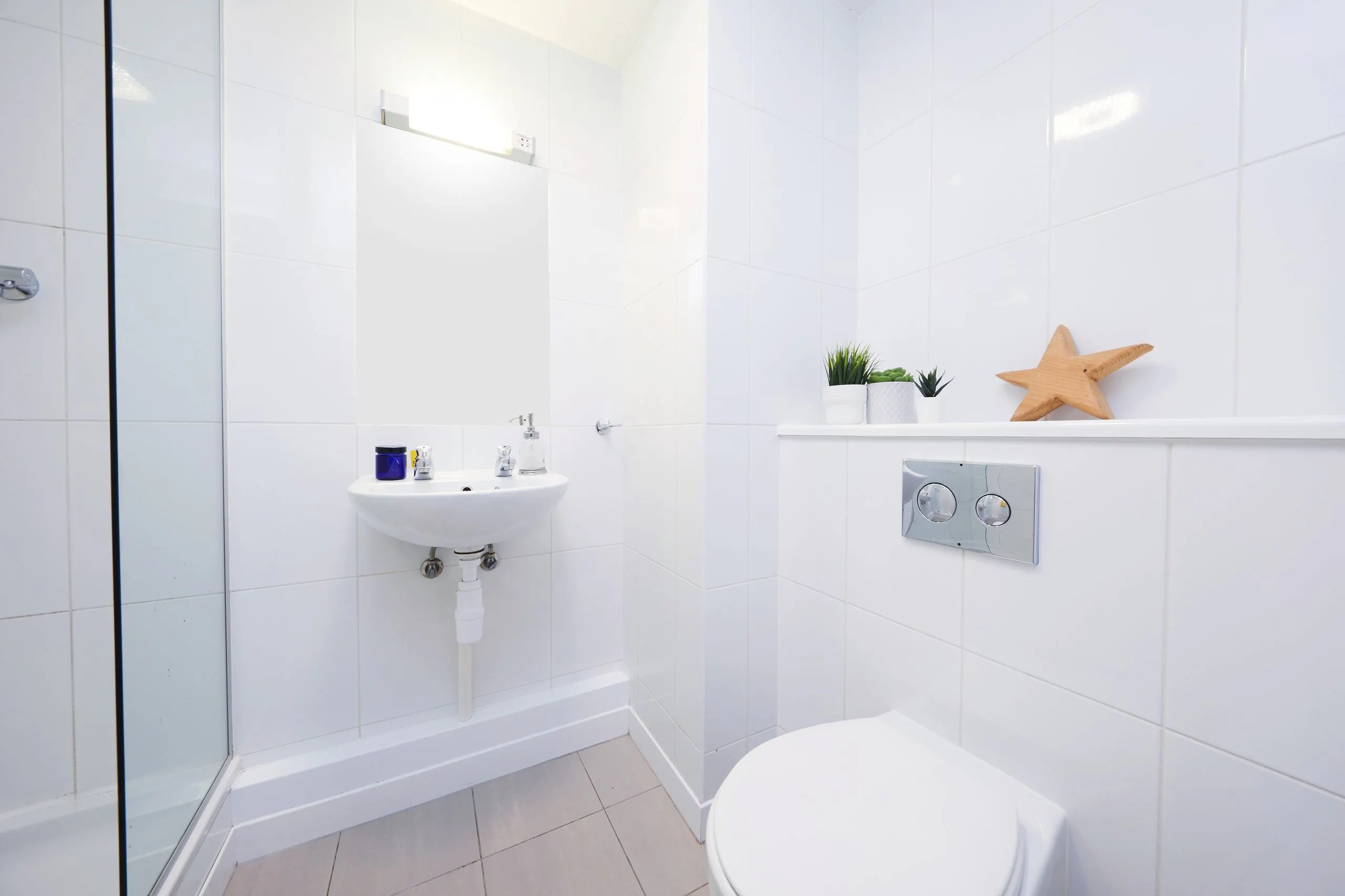 Ensuite Bronze BATHROOM 2