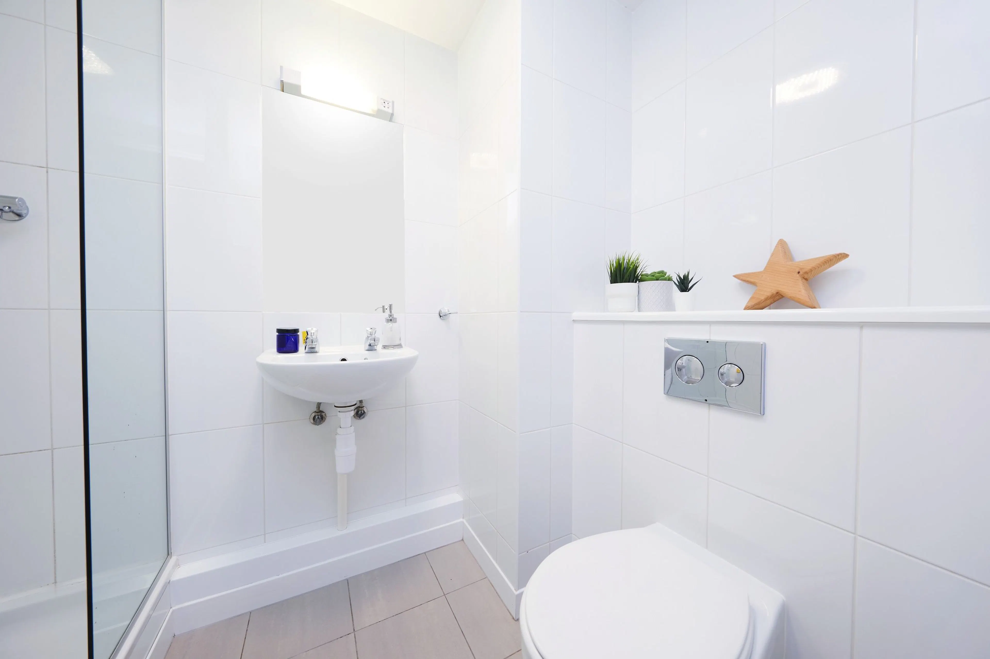 Ensuite Bronze BATHROOM 2