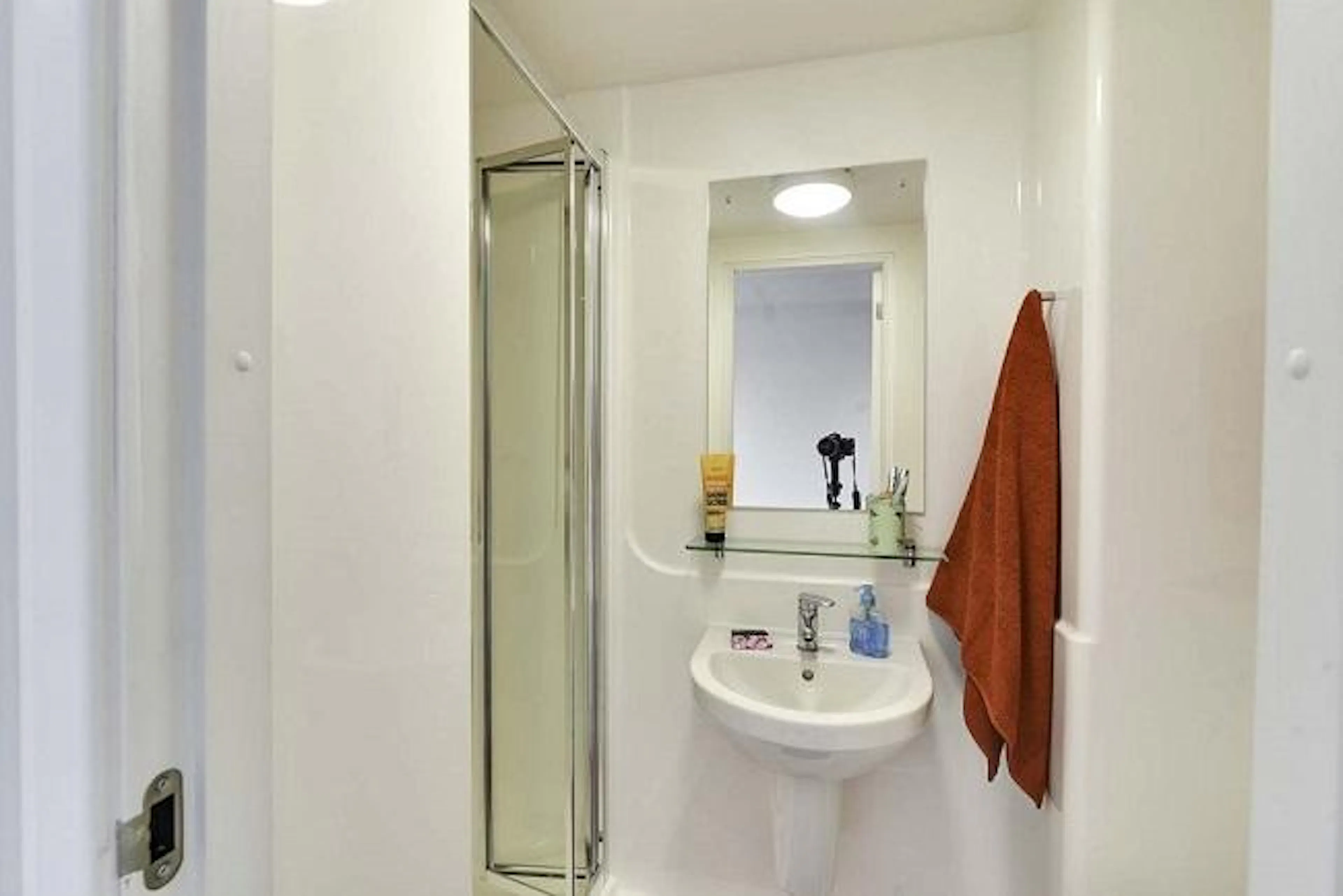 Bronze En-Suite BATHROOM 2
