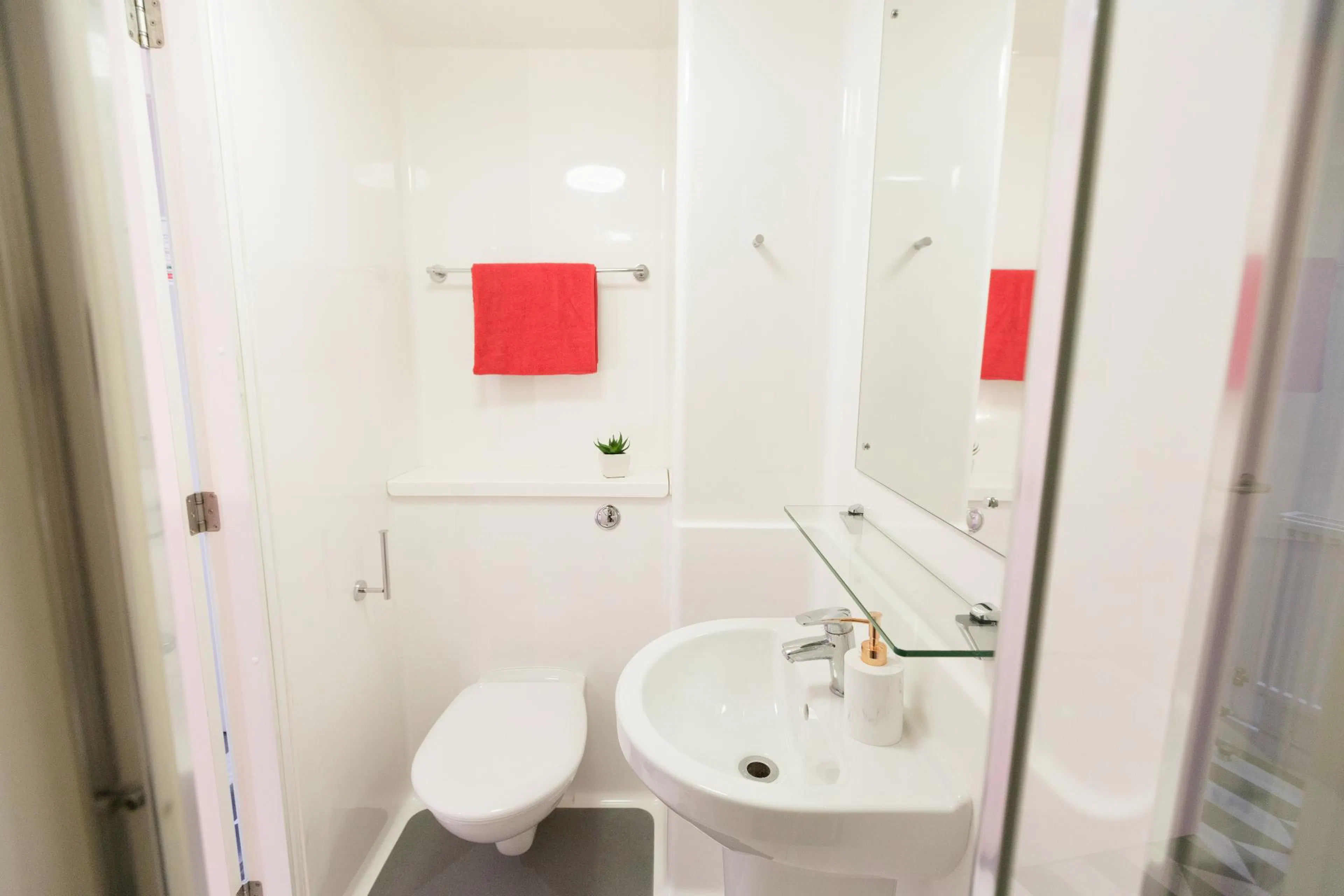 Bronze En-Suite BATHROOM 3