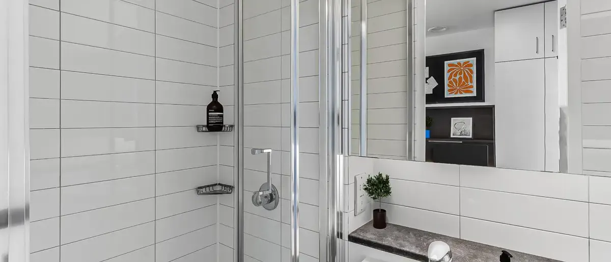 Bronze ensuite Mid level