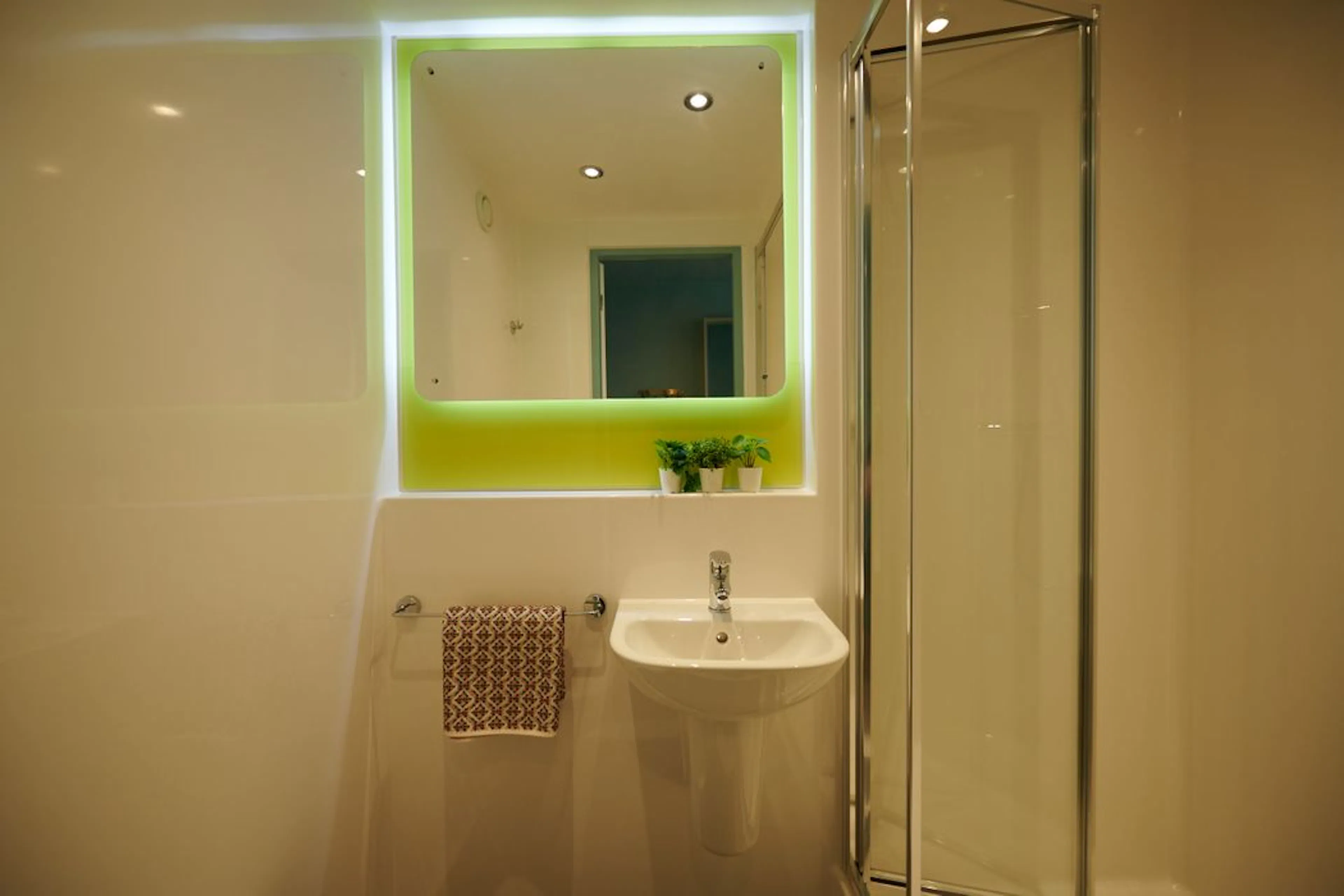 Bronze En-Suite BATHROOM 2