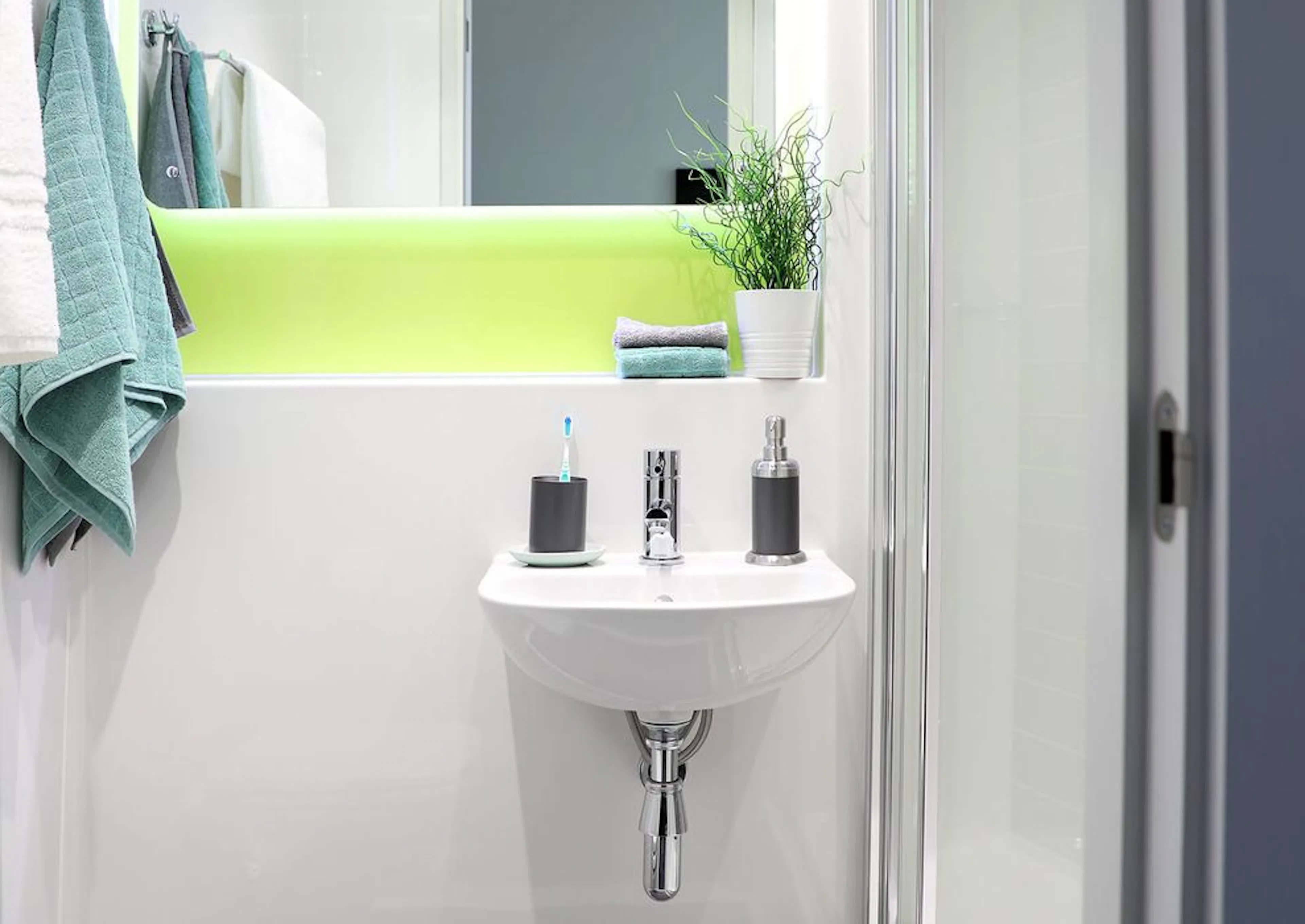 Bronze En-Suite BATHROOM 2