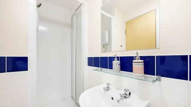 Gold ensuite room image 1