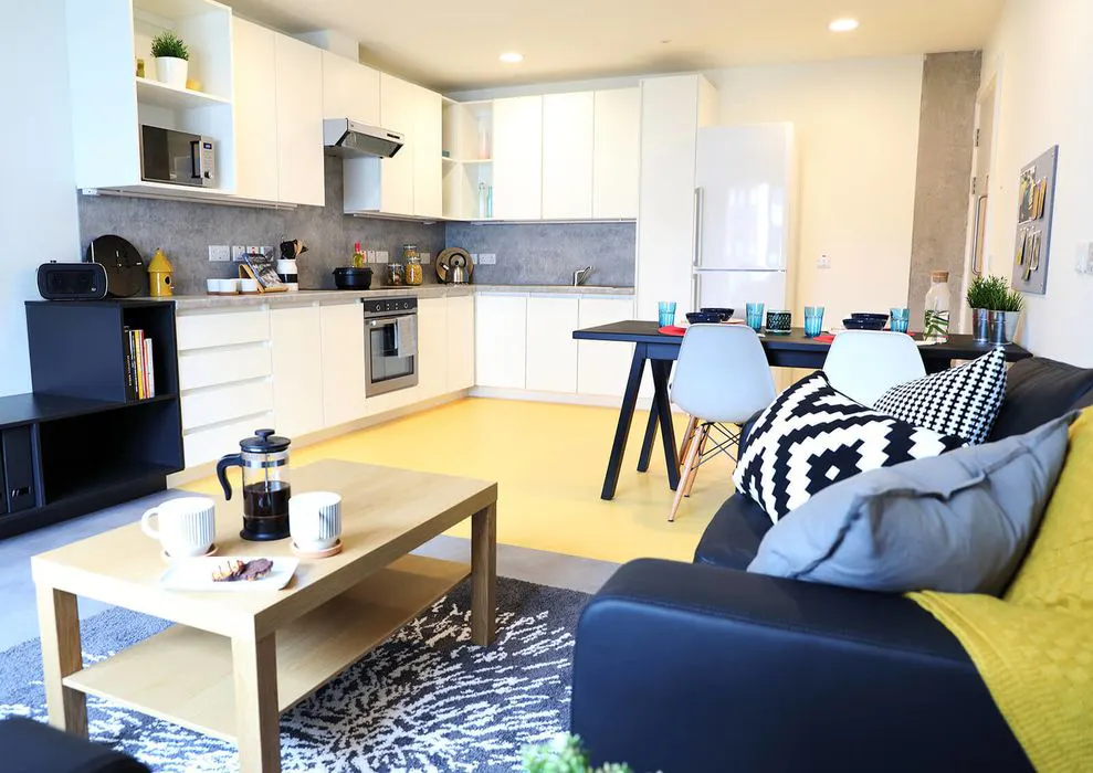 Bronze En-Suite KITCHEN 1