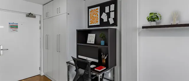 Bronze ensuite Mid level room image 2