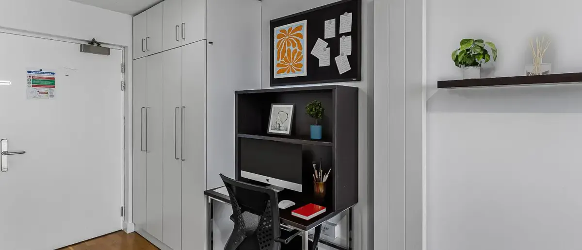 bronze ensuite  Upper level