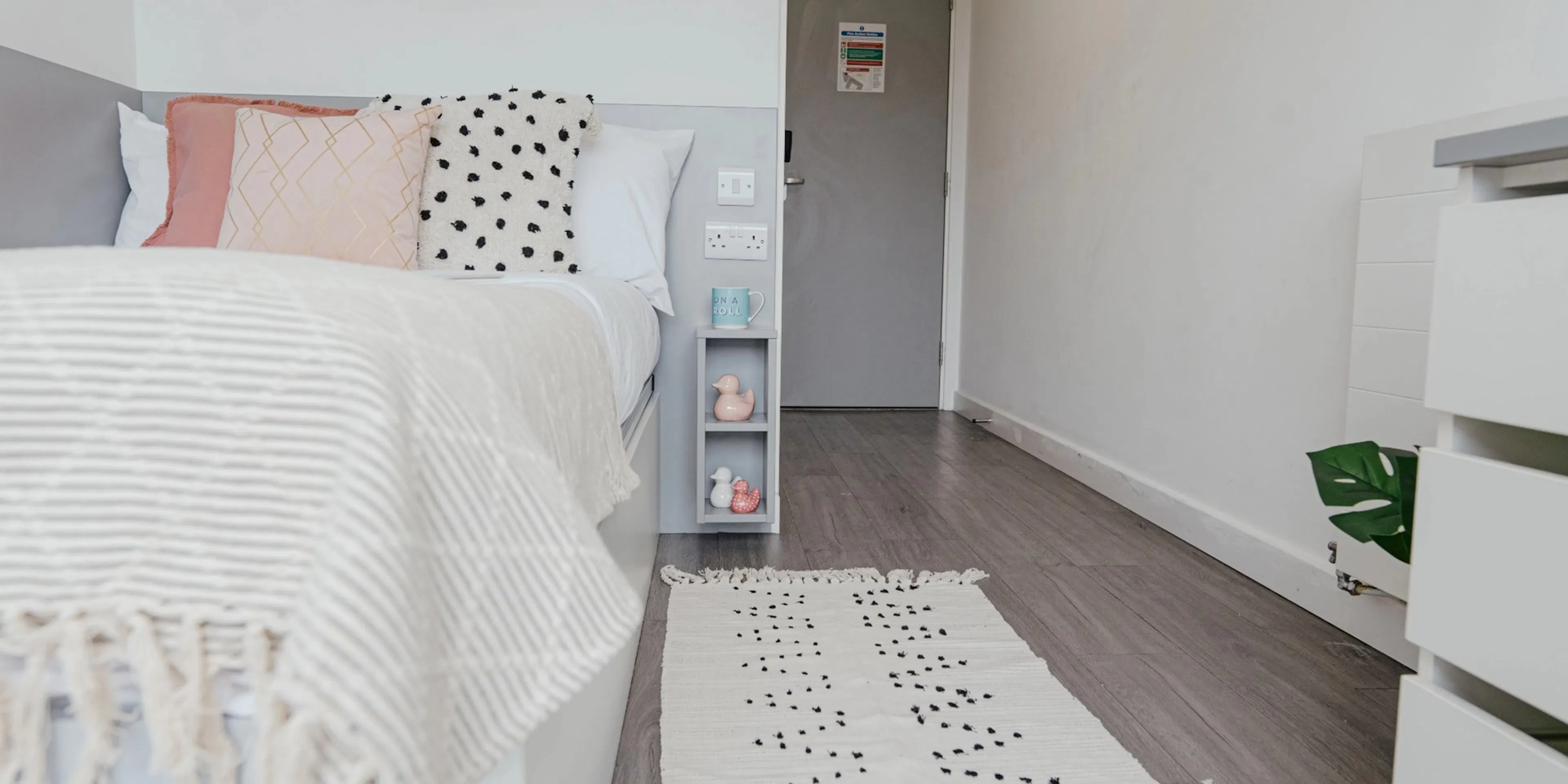 ROOM ROOM 1