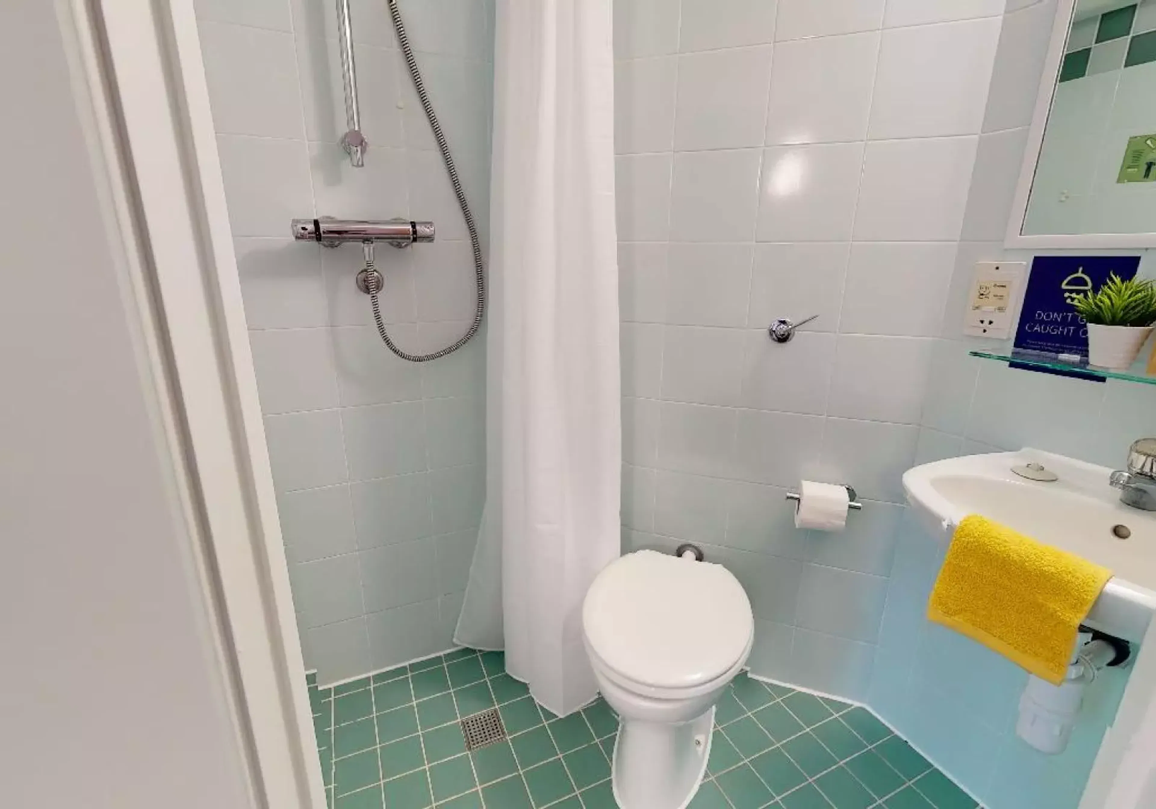 Bronze Mini Studio BATHROOM 2