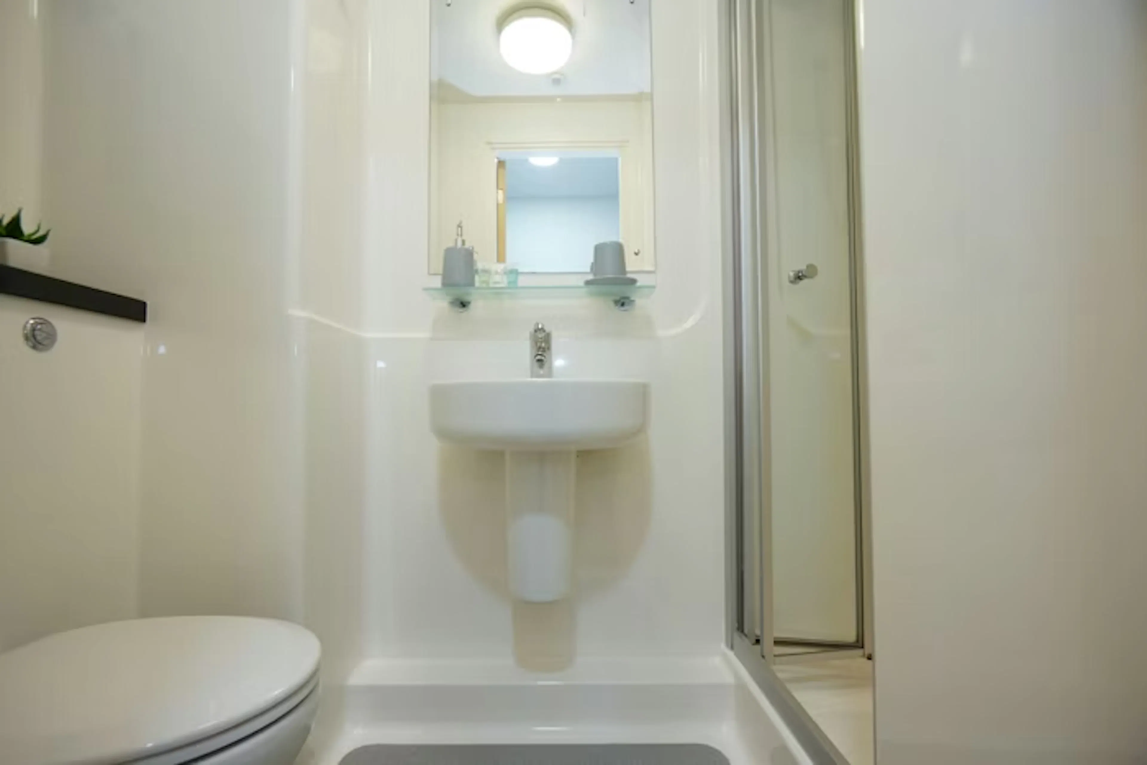 Bronze Plus En-Suite BATHROOM 1