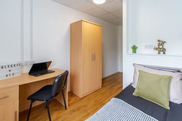 Bronze Ensuite room image 1