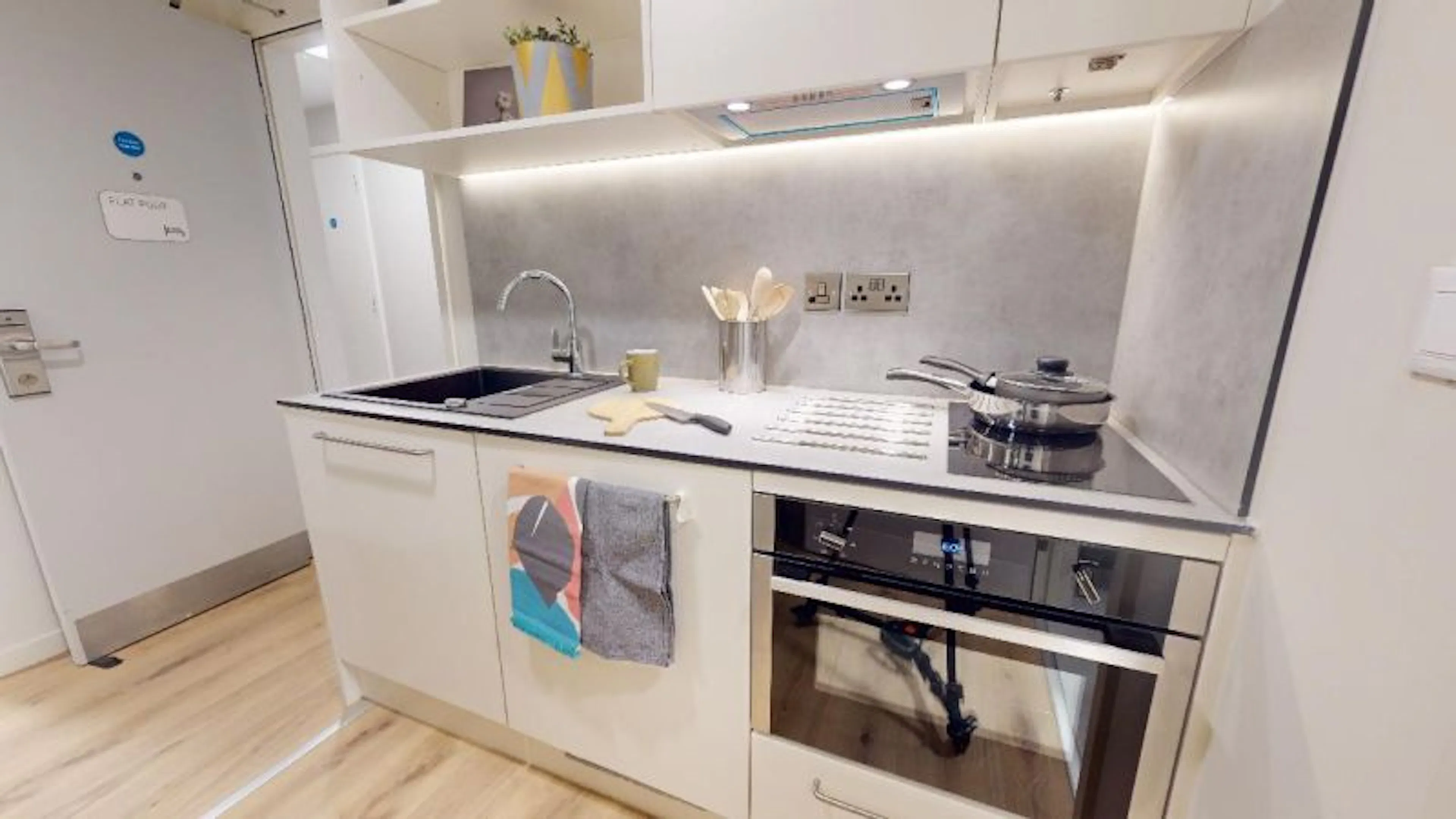 Bronze Studio 2 Bed Apartment Plus KITCHEN 1